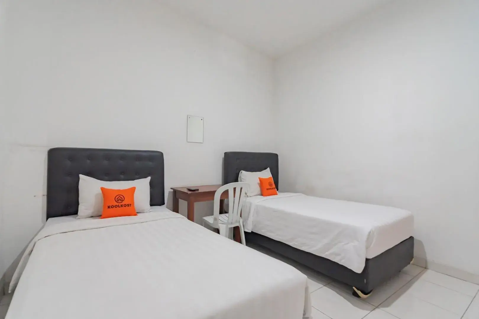 Budget Twin Room in KoolKost near Alun Alun Kota Bandung 2 - Male Only Budget Twin Room in KoolKost near Alun Alun Kota Bandung 2 - Male Only