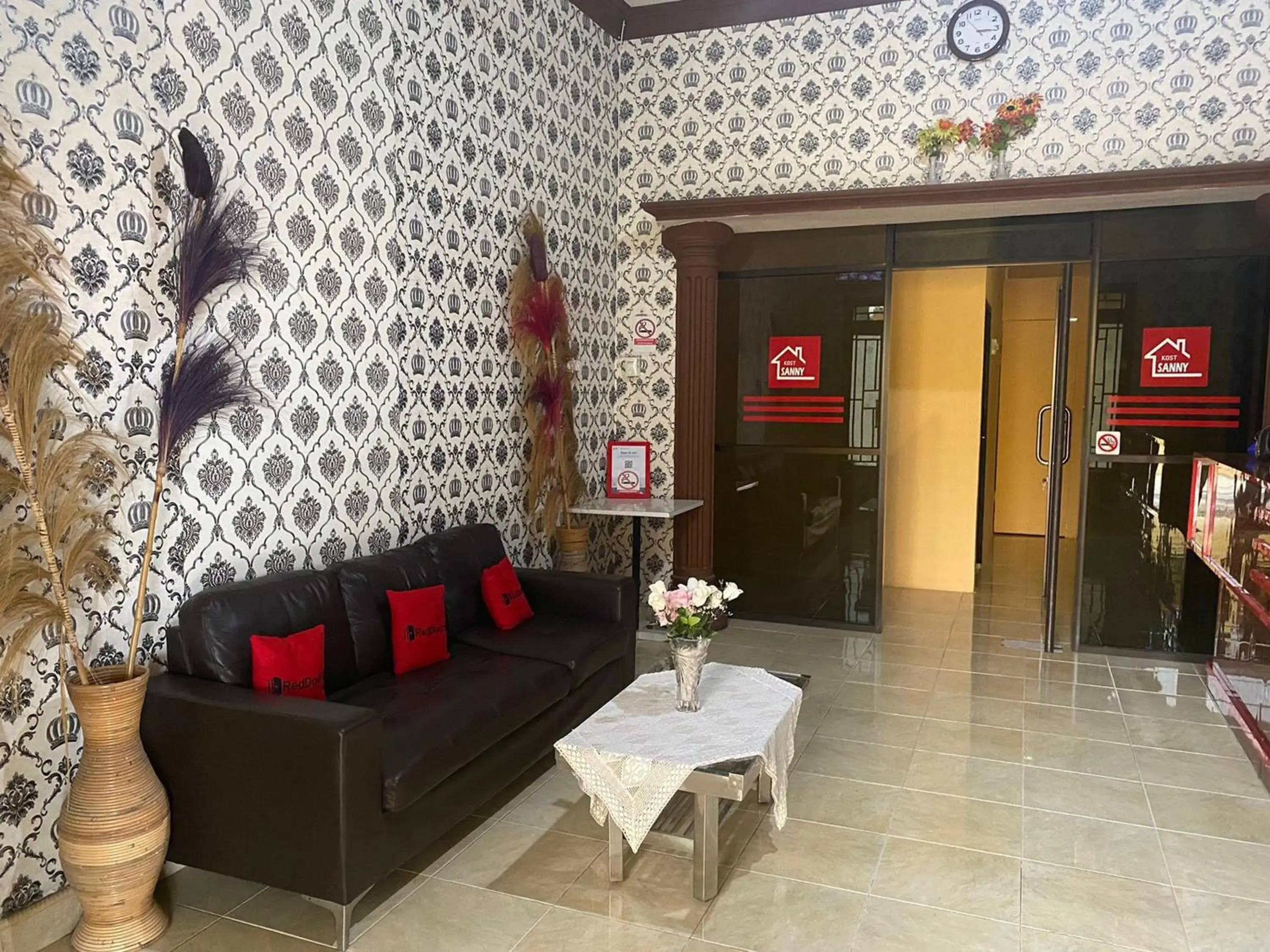 Lobby or reception in RedDoorz @ Jalan Padat Karya Prabumulih Lobby or reception in RedDoorz @ Jalan Padat Karya Prabumulih