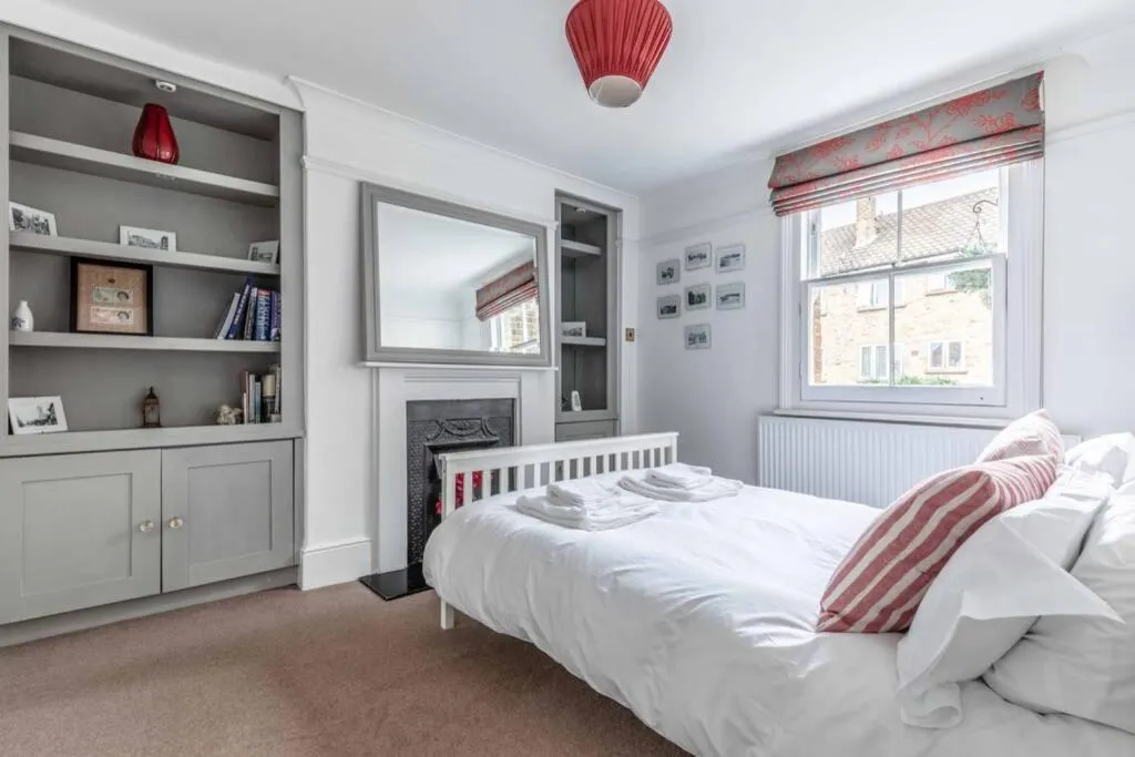Bedroom, Bed in Windsor Town Centre Victorian townhouse sleeps 6