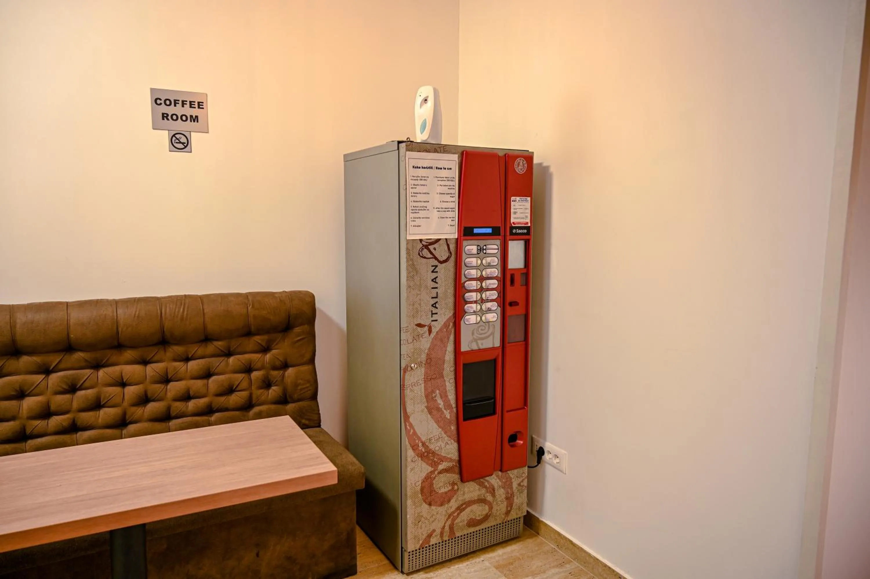 Communal lounge/ TV room in Dona, Altina