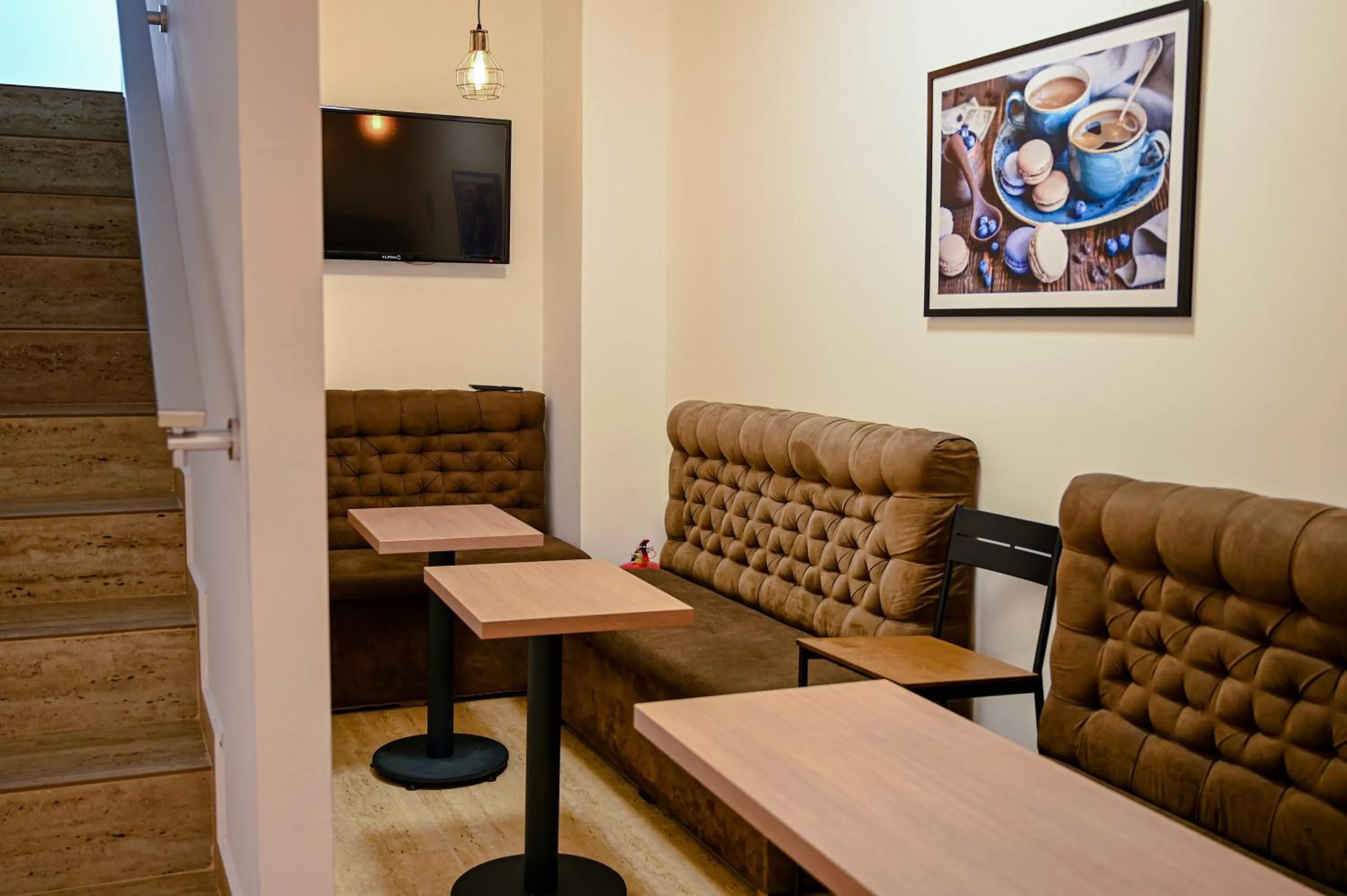 Communal lounge/ TV room in Dona, Altina