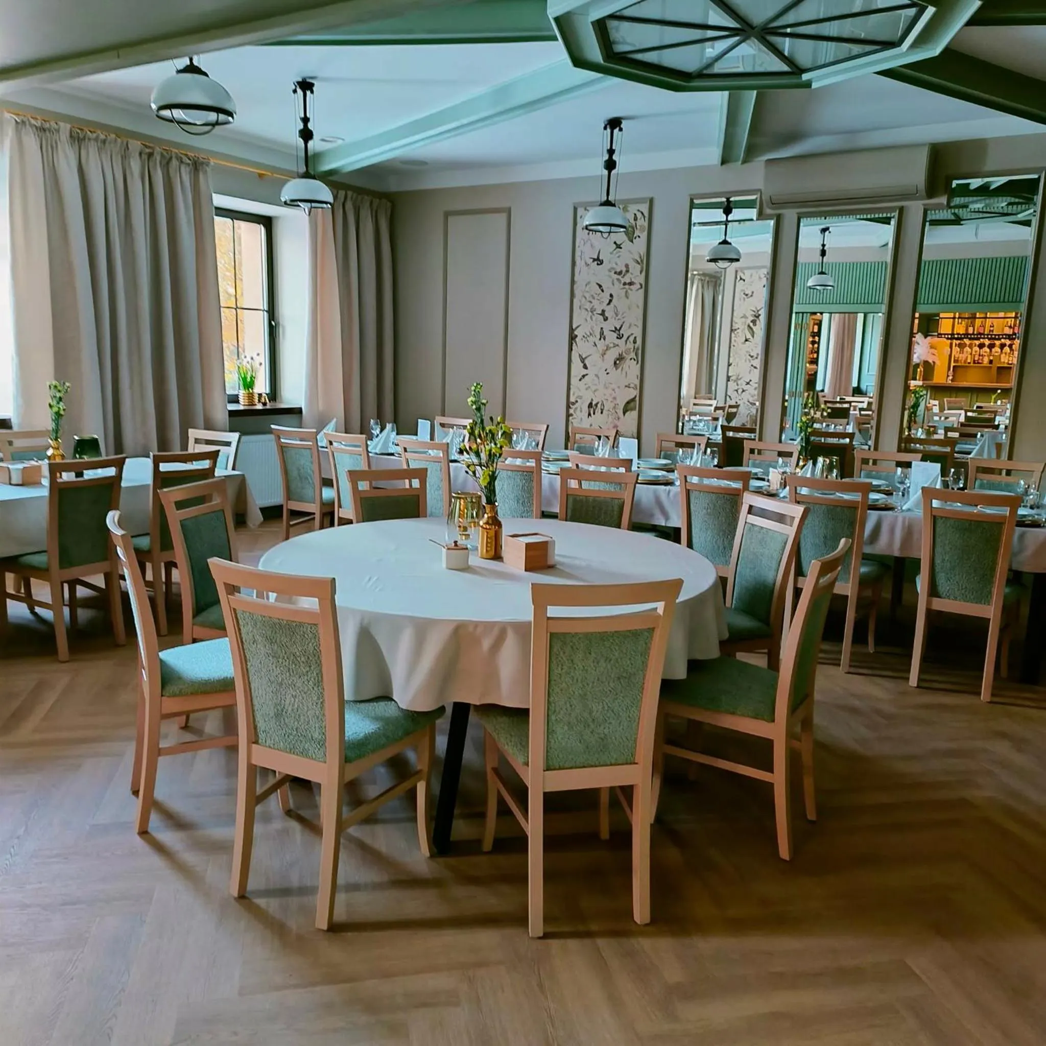 Restaurant/places to eat in Hotel w Dobieszkowie