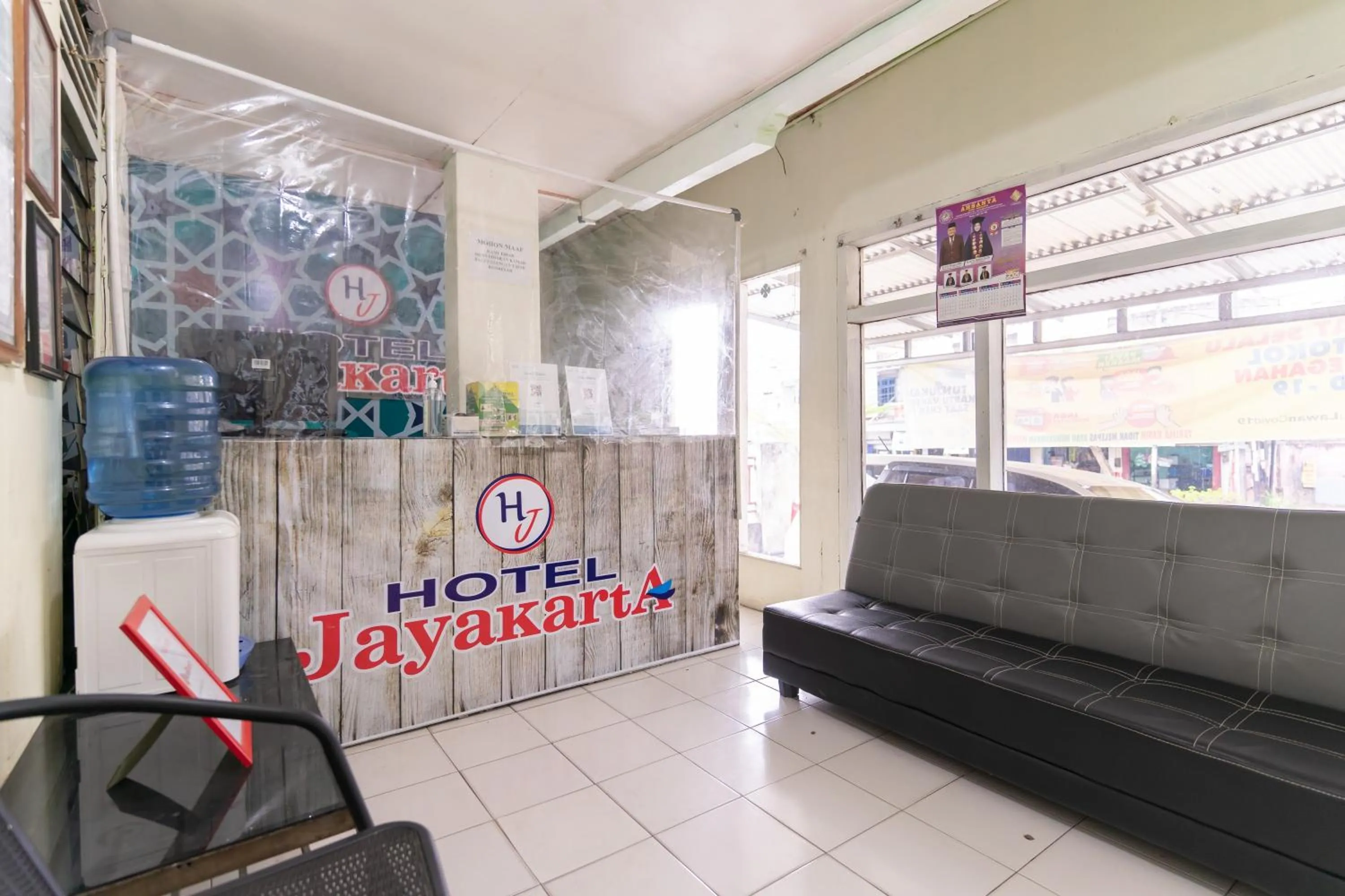 Lobby or reception in RedDoorz Syariah @ Jalan Jendral Sudirman Jambi