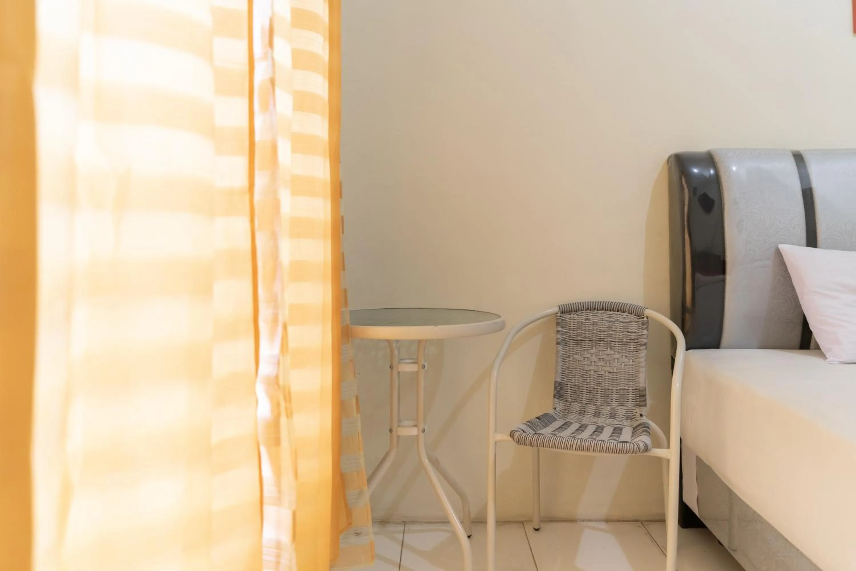 Seating area, Bed in RedDoorz Syariah @ Jalan Jendral Sudirman Jambi