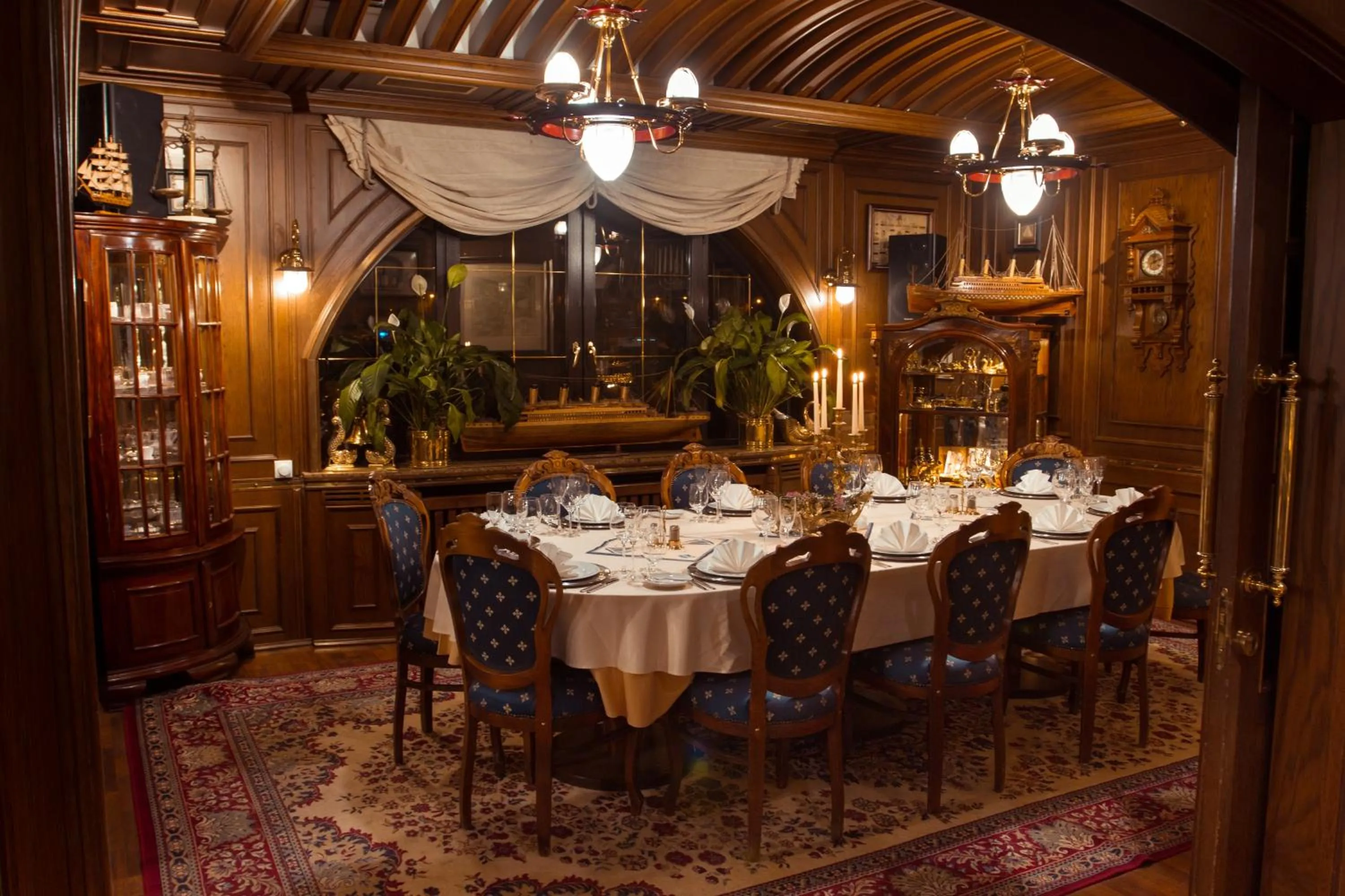 Restaurant/places to eat in Admiral Botel