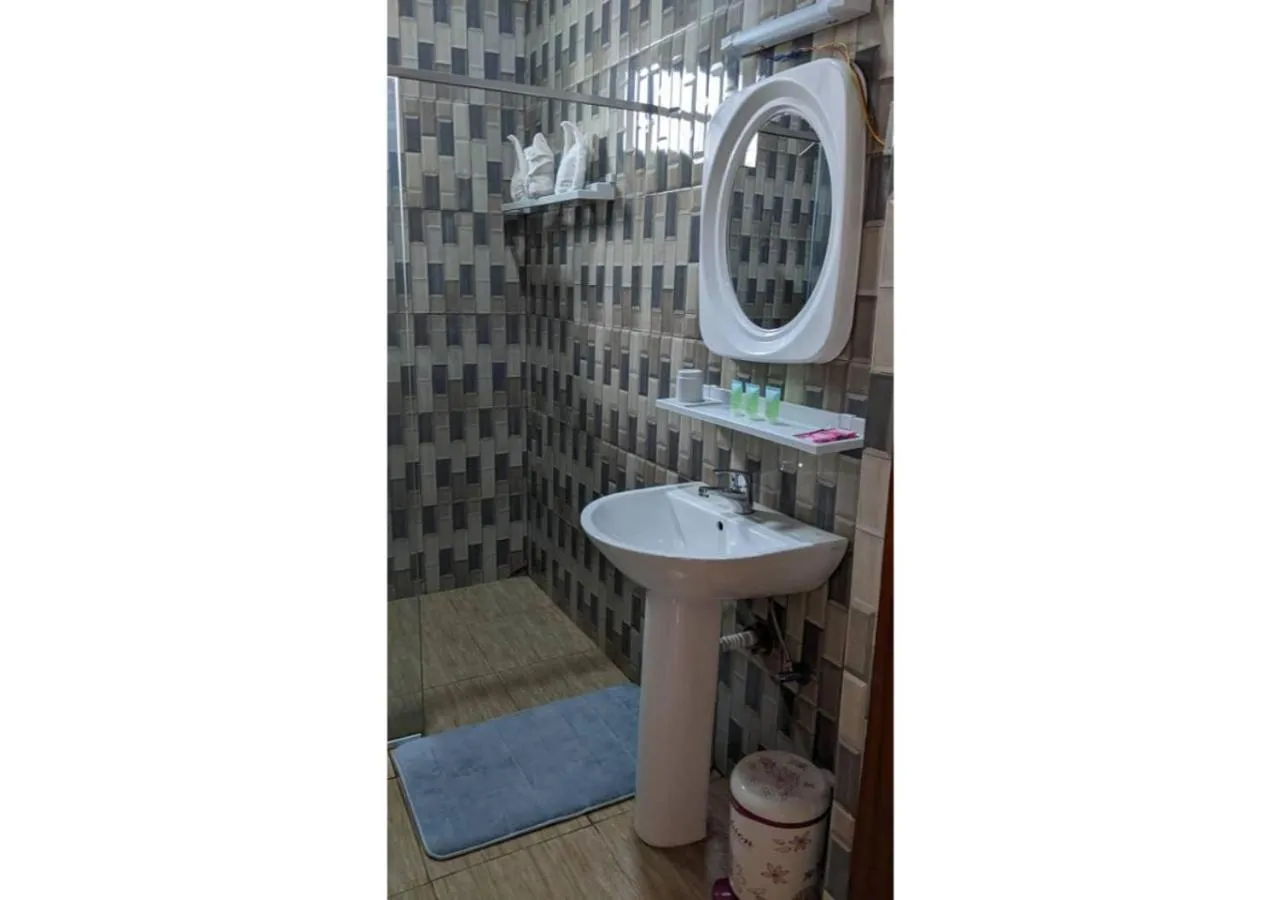 Bathroom in Chimpanzee Lodge