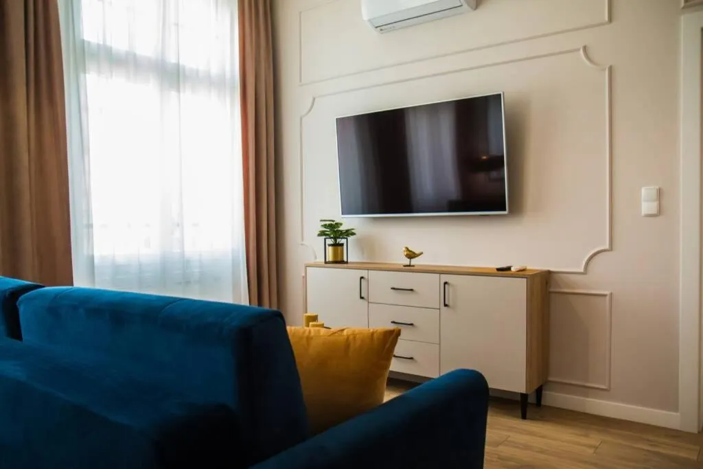 Communal lounge/ TV room in Miedziany by Rentoom