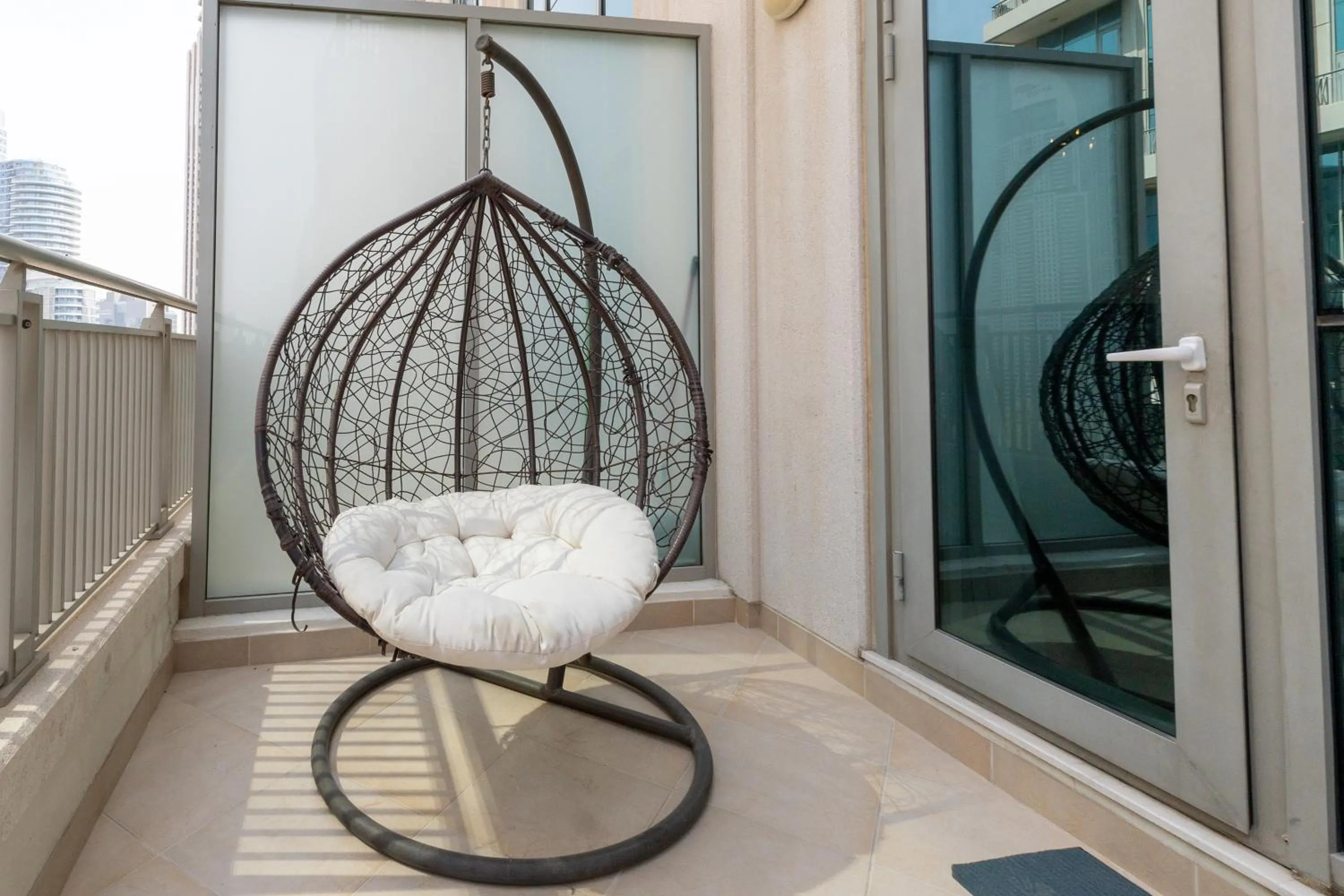 White Sage - Fountain View Stylish Apt With Spacious Terrace