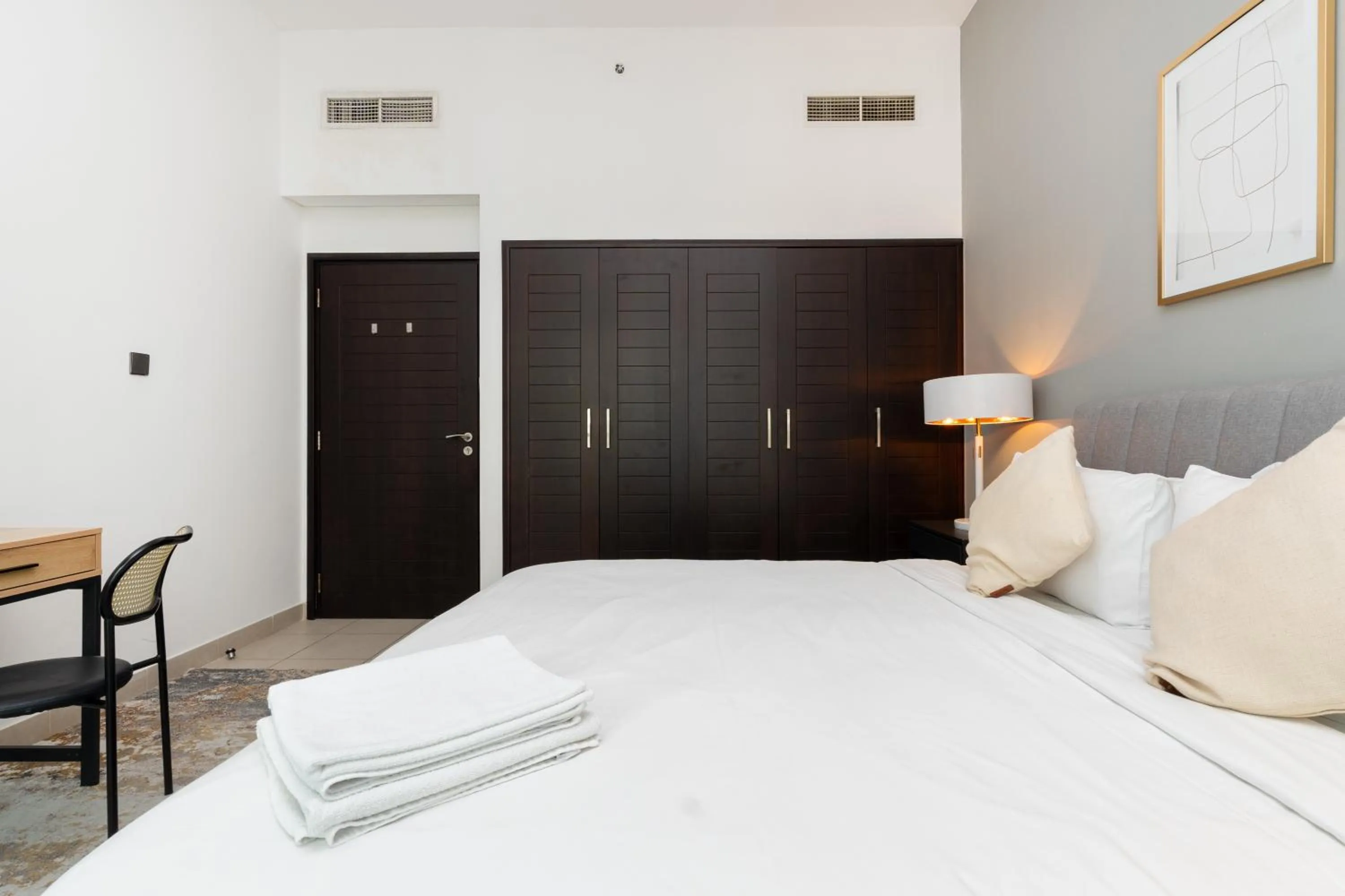 White Sage - Fountain View Stylish Apt With Spacious Terrace