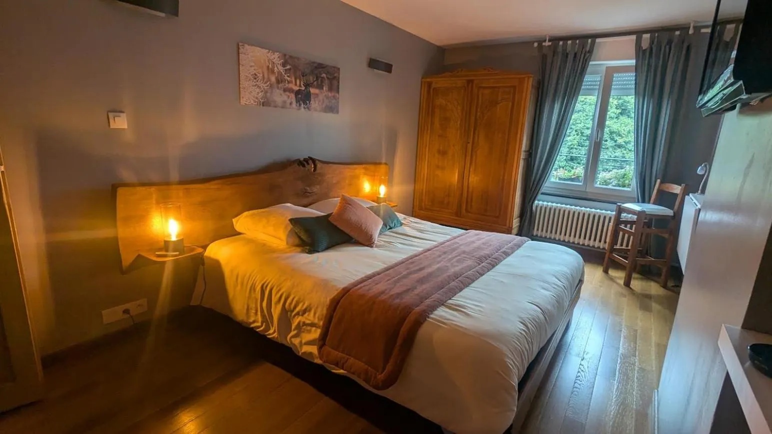 Photo of the whole room, Bed in Au repos de la licorne