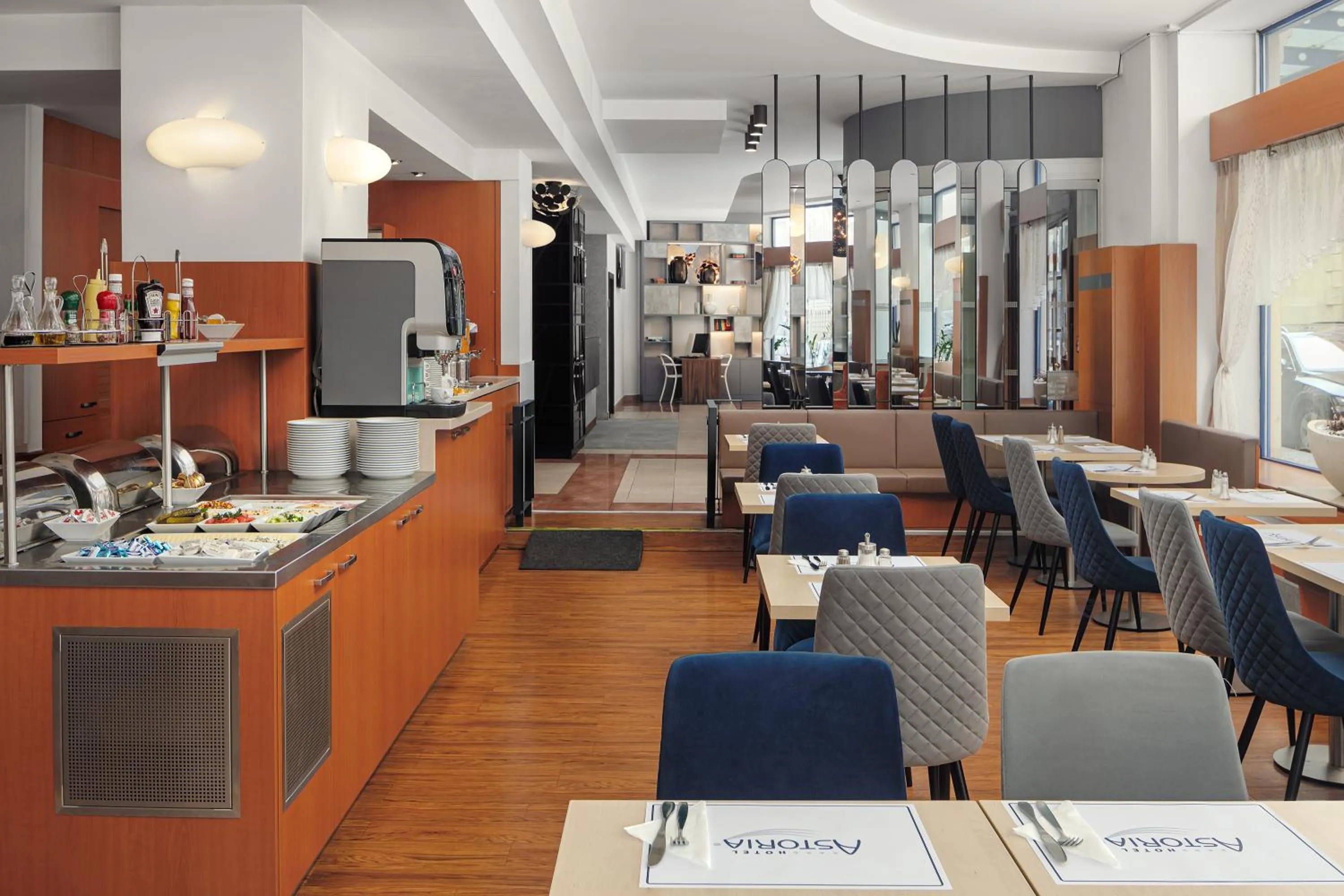 Restaurant/places to eat in Astoria Hotel