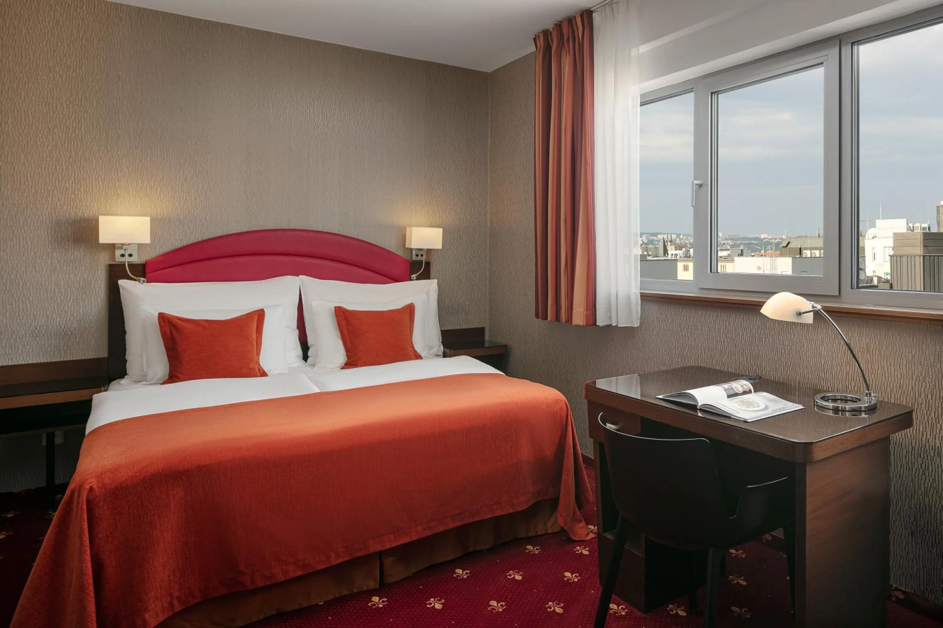 Bedroom, Bed in Astoria Hotel