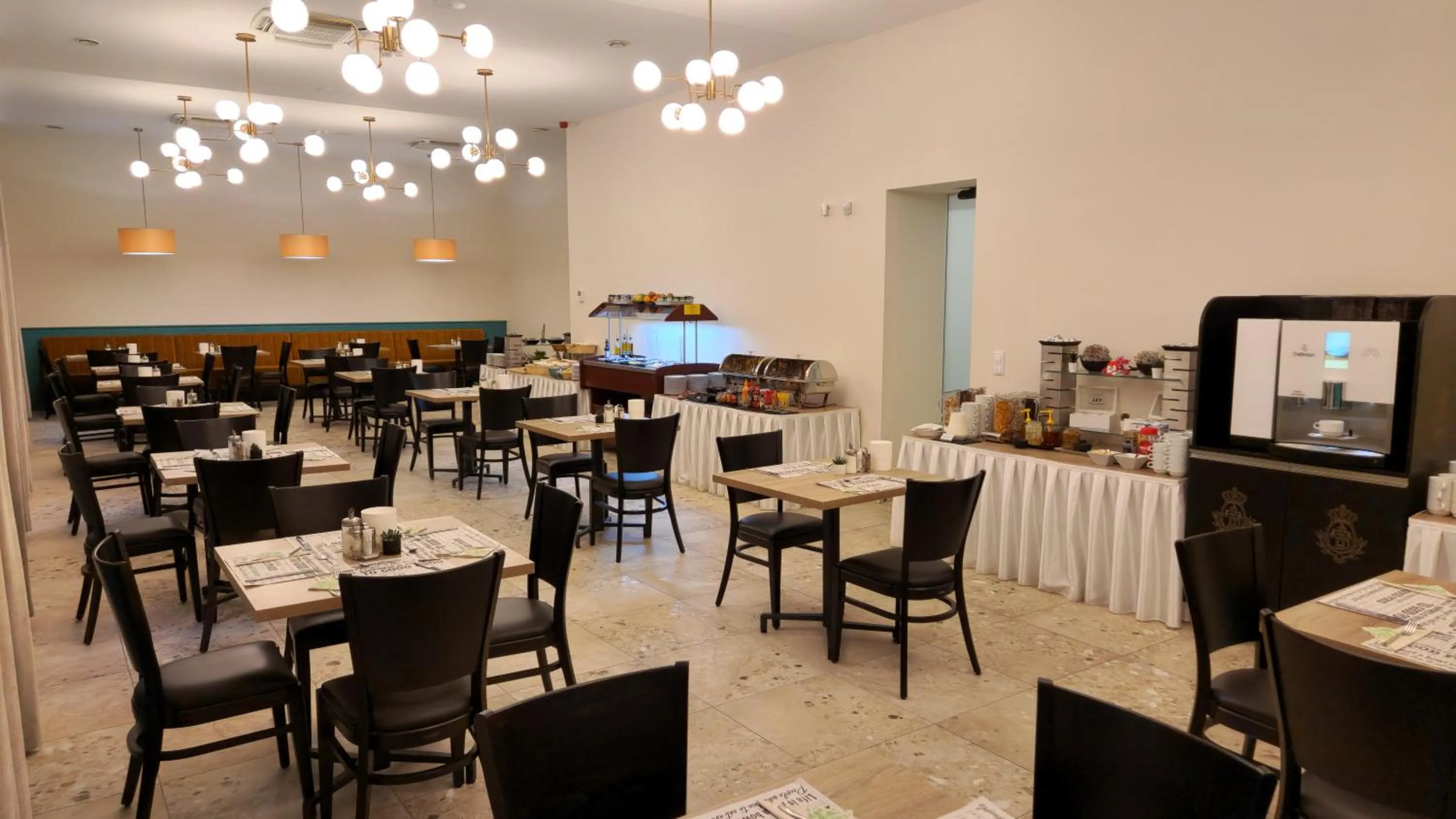 Restaurant/places to eat in D50 Hotel