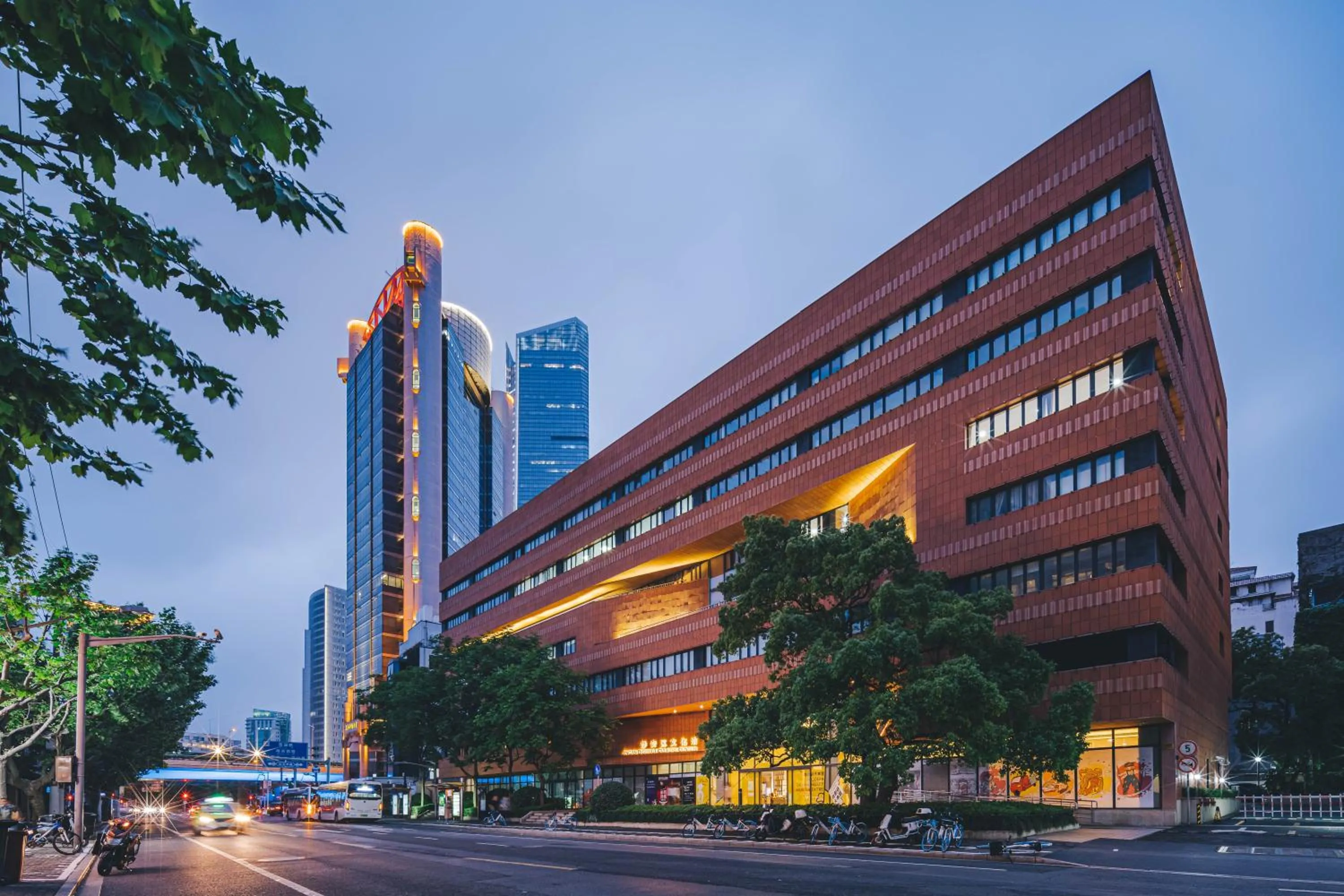 Street view in Atour X Shanghai Jing'an huashanlu Temple