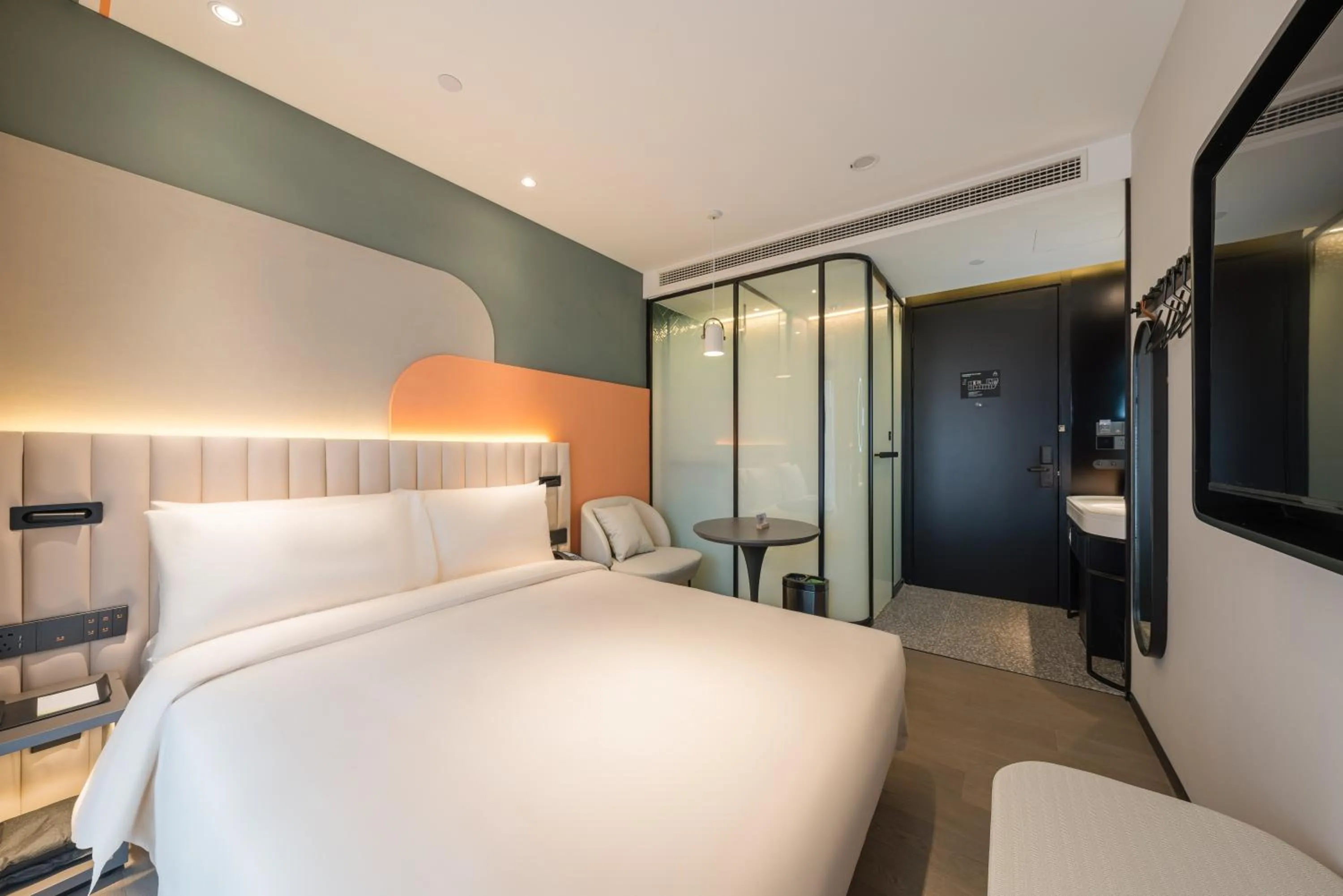 Photo of the whole room, Bed in Atour X Shanghai Jing'an huashanlu Temple