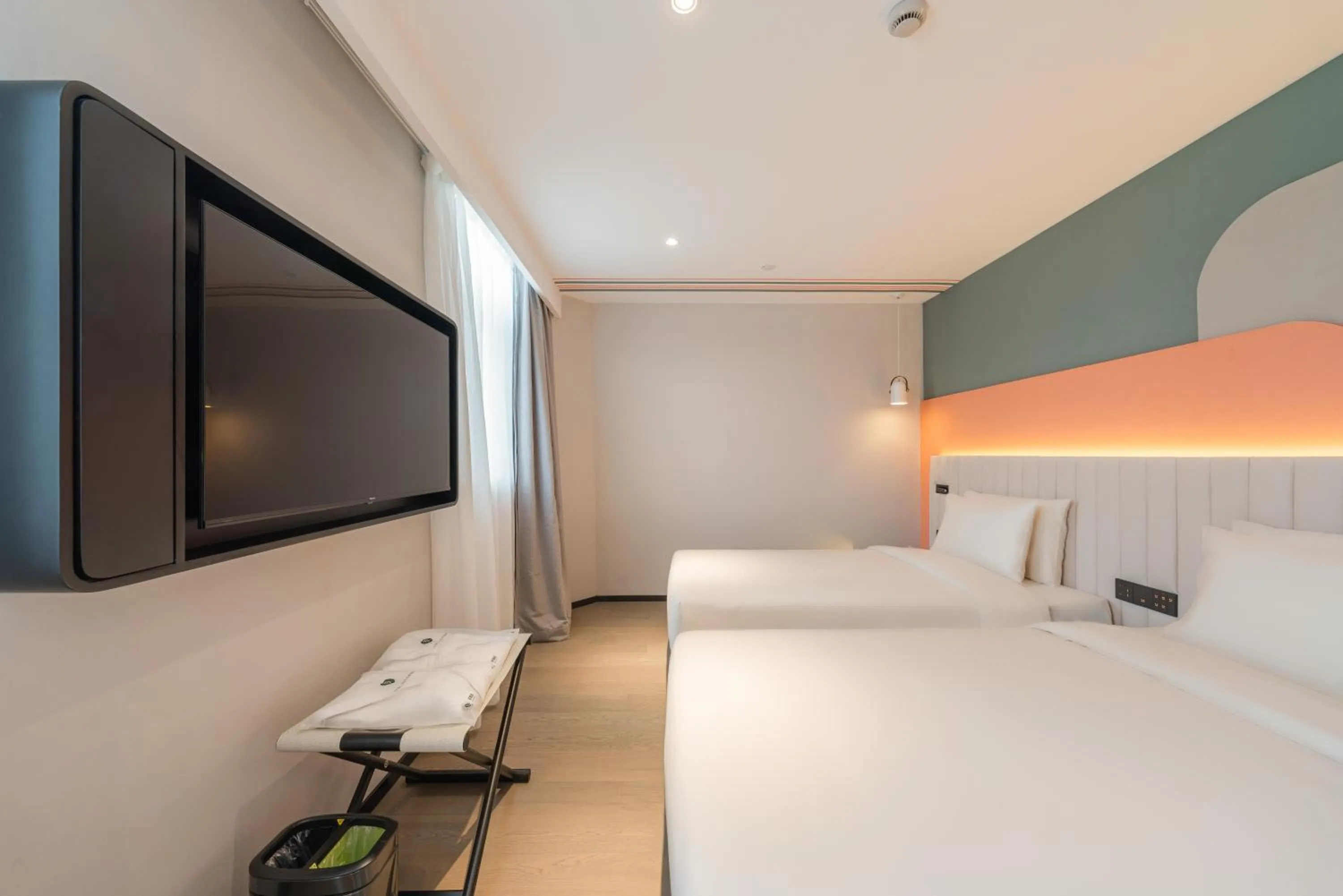 Photo of the whole room, Bed in Atour X Shanghai Jing'an huashanlu Temple