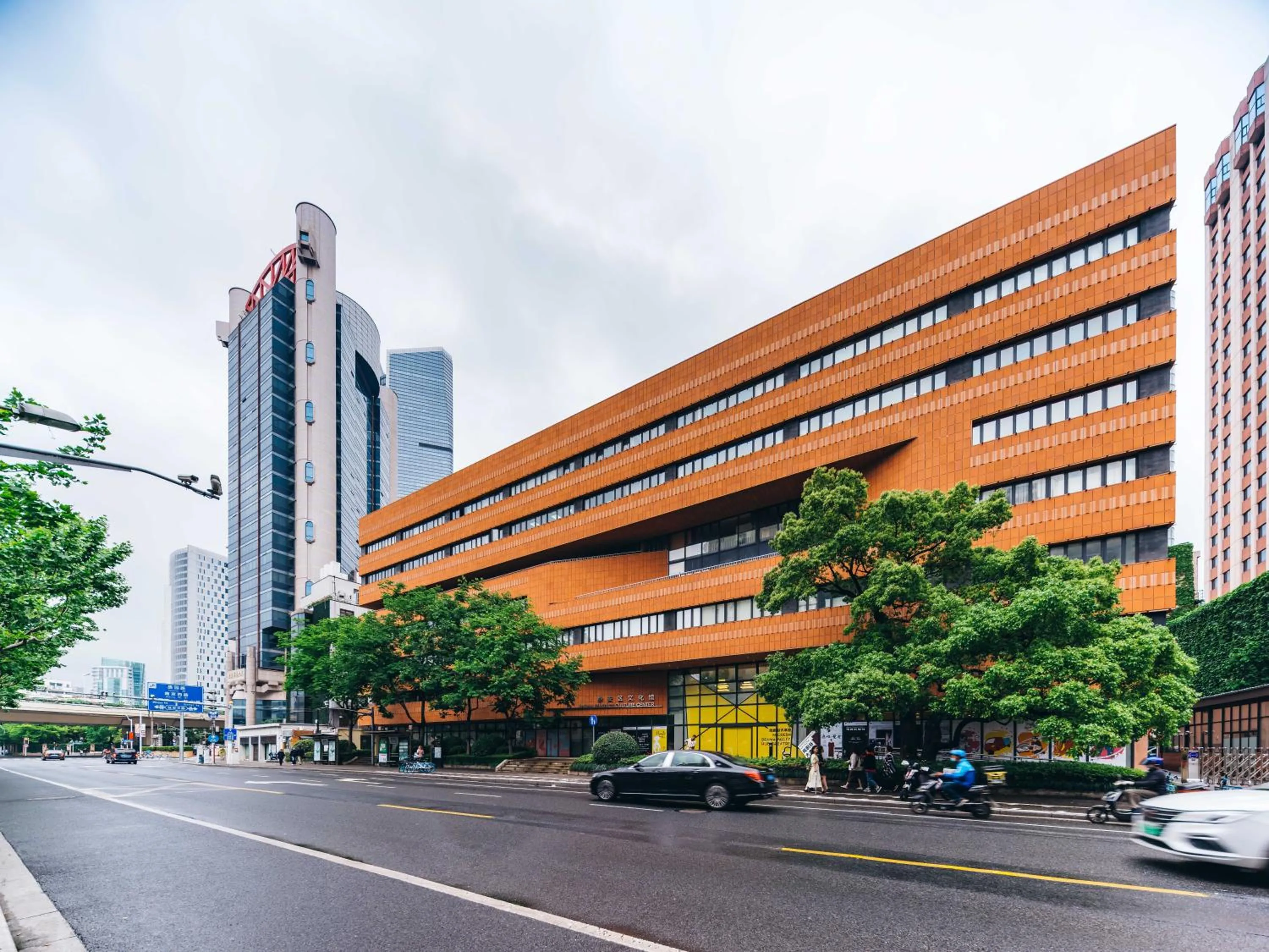 Street view in Atour X Shanghai Jing'an huashanlu Temple
