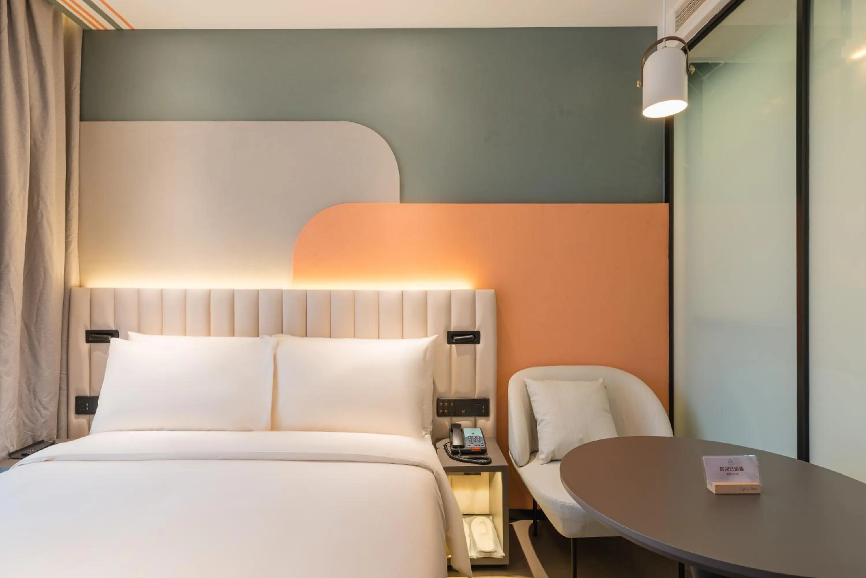 Photo of the whole room, Bed in Atour X Shanghai Jing'an huashanlu Temple