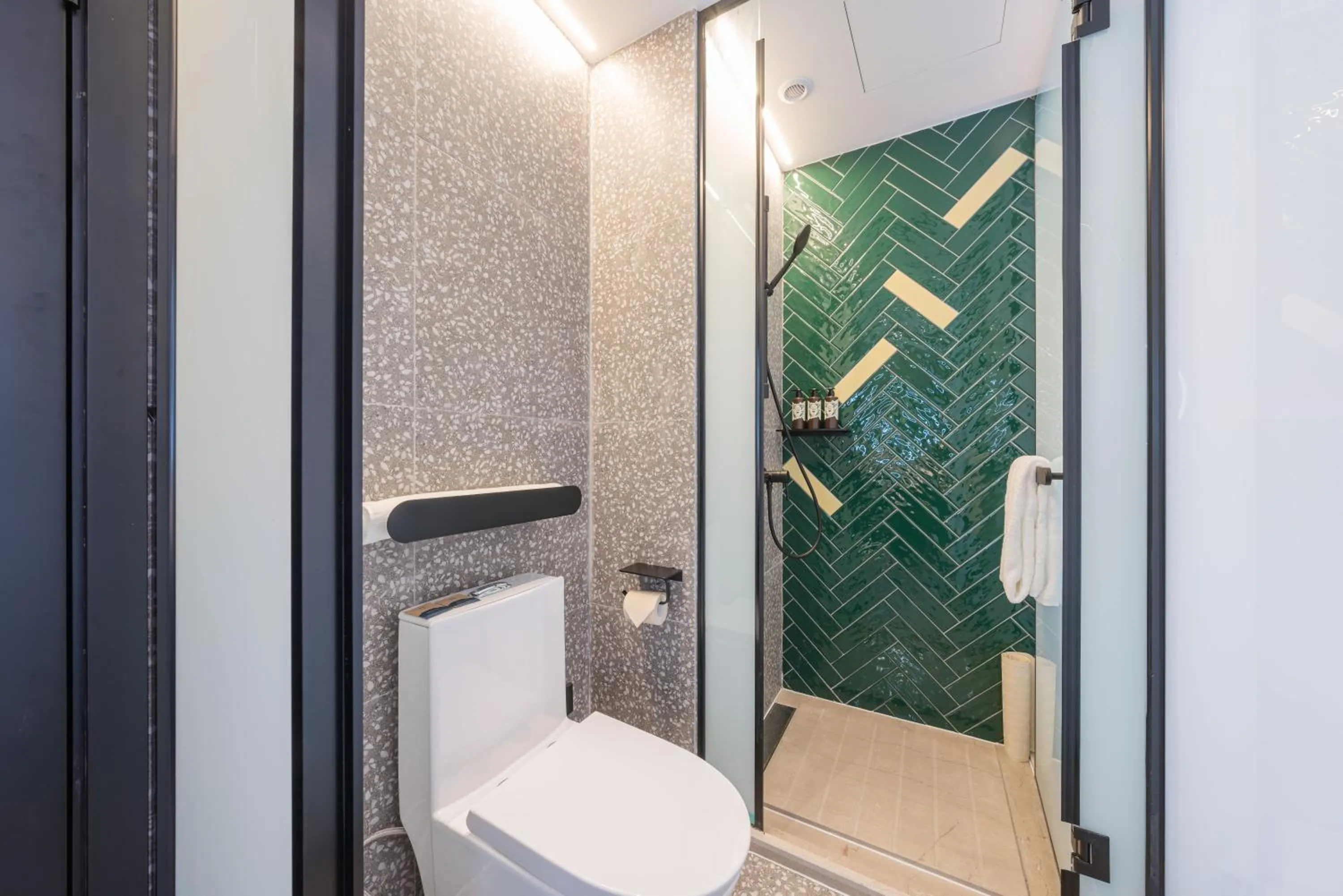 Shower in Atour X Shanghai Jing'an huashanlu Temple