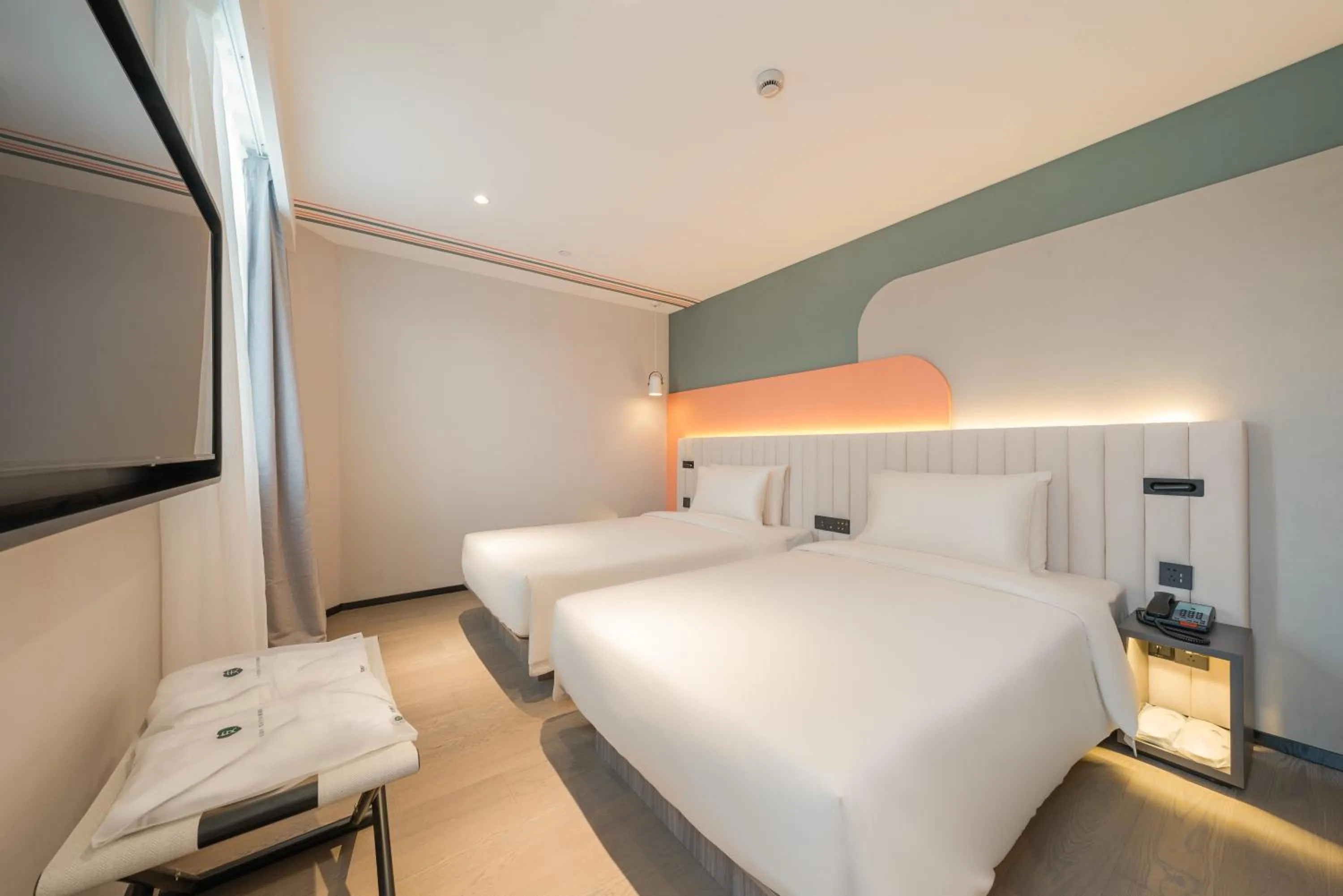 Photo of the whole room, Bed in Atour X Shanghai Jing'an huashanlu Temple