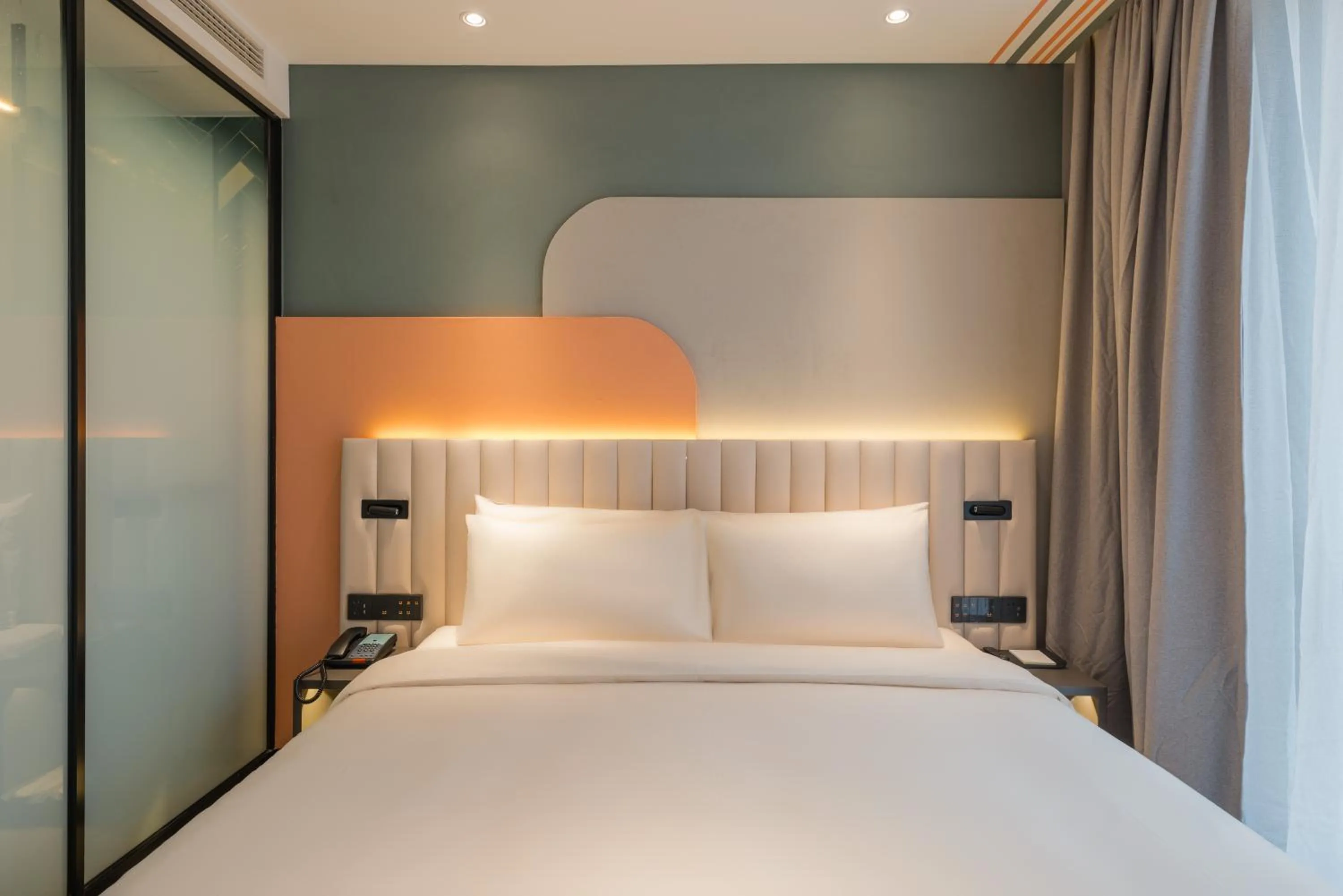 Bed in Atour X Shanghai Jing'an huashanlu Temple