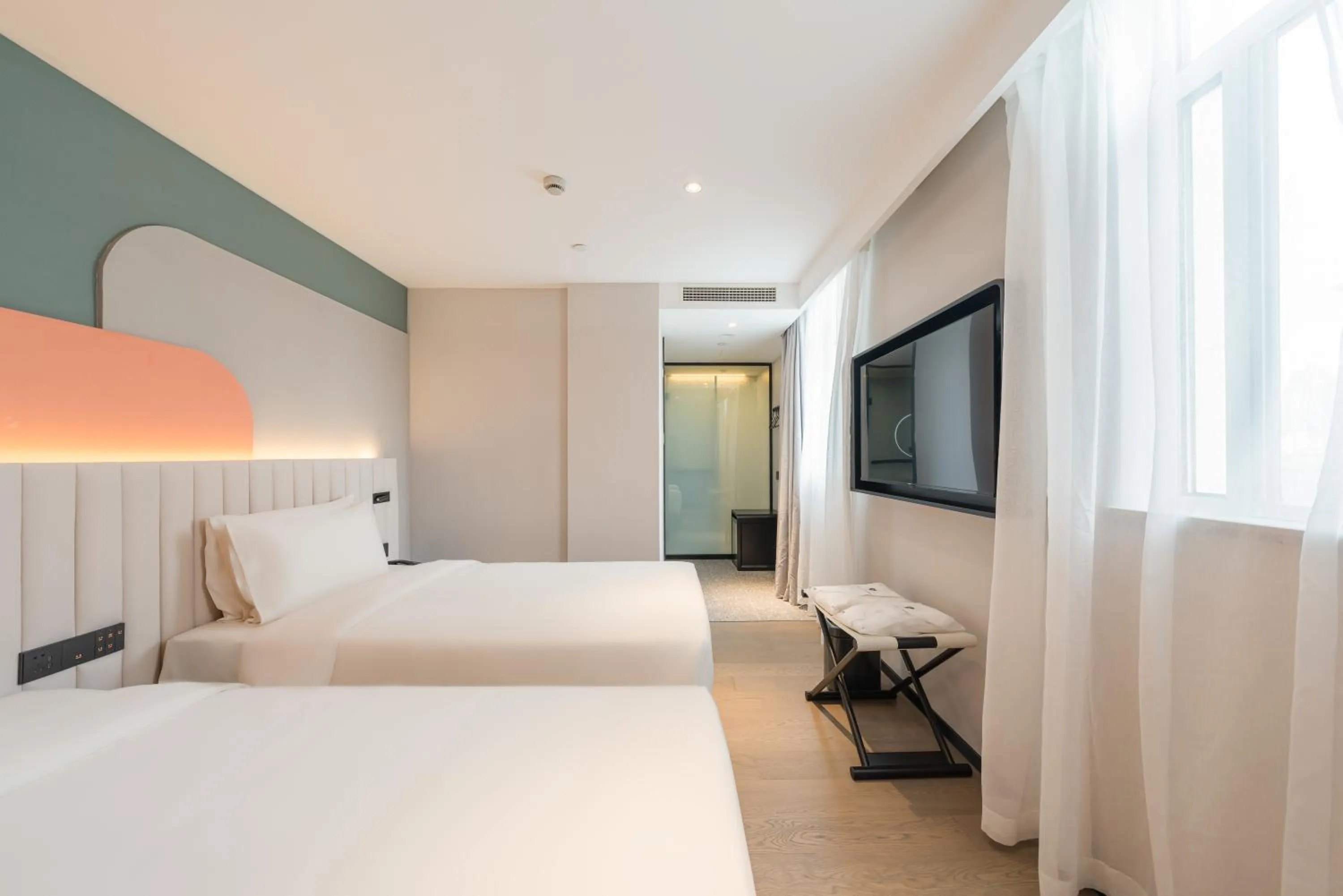 Photo of the whole room, Bed in Atour X Shanghai Jing'an huashanlu Temple