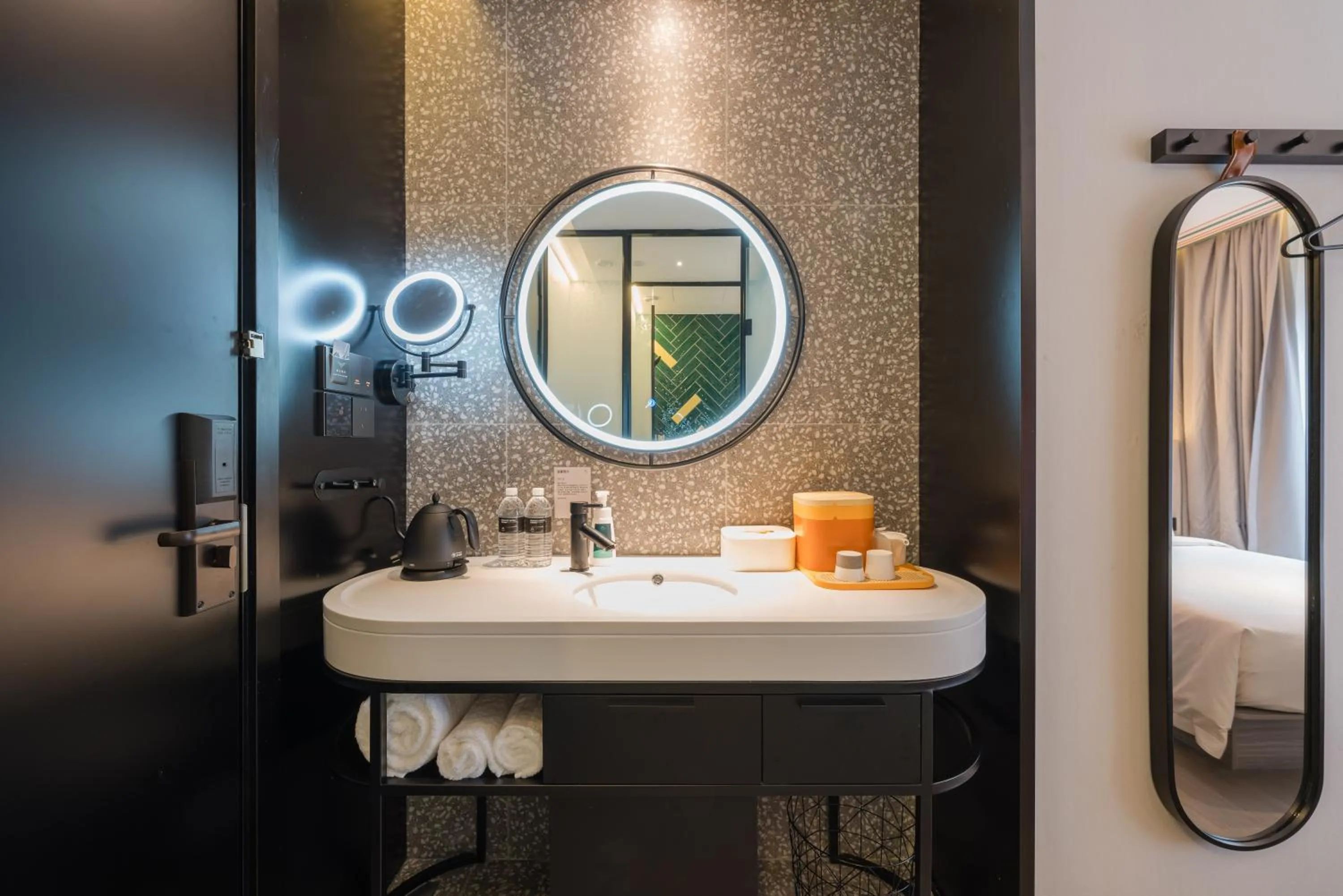 Property building in Atour X Shanghai Jing'an huashanlu Temple