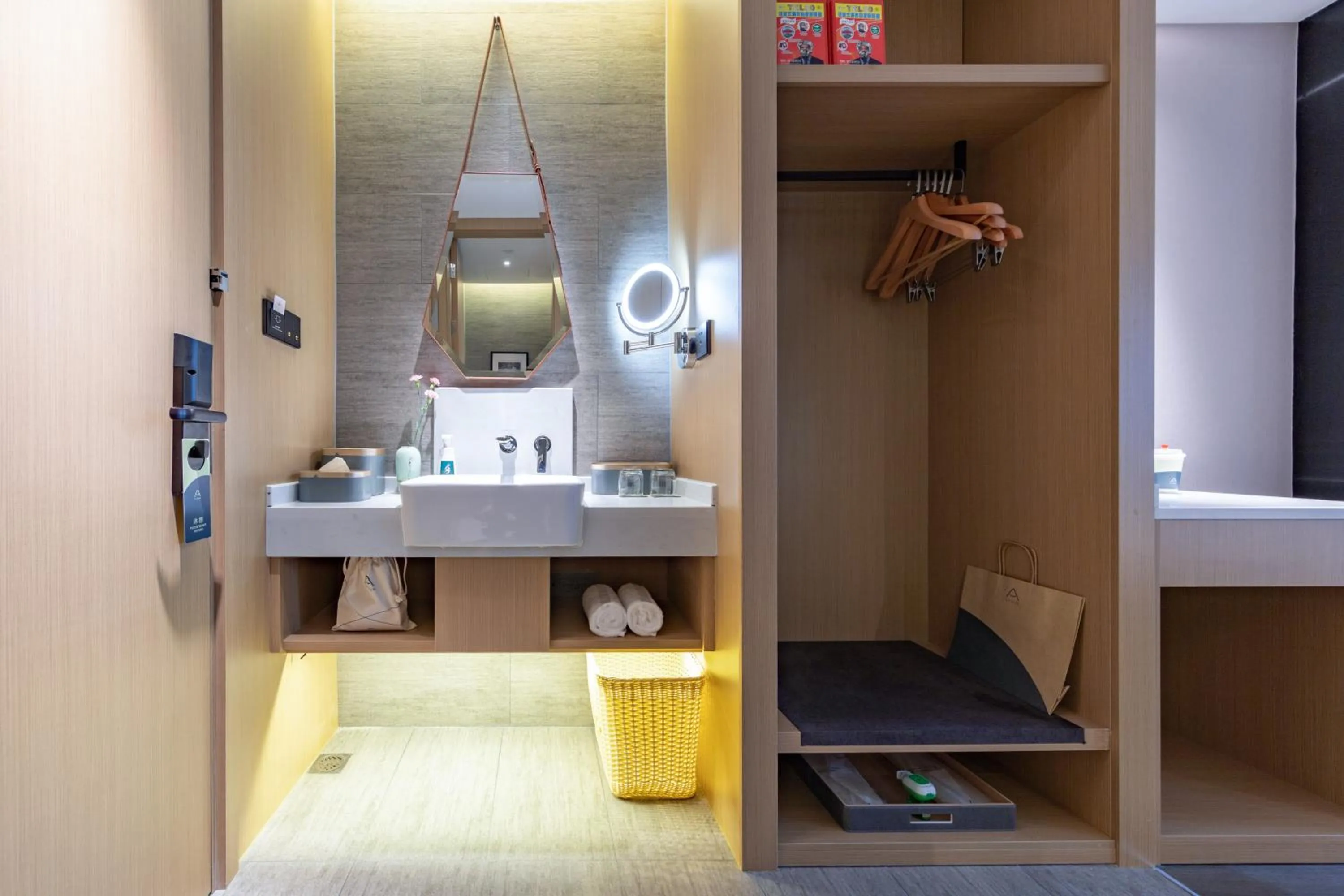 wardrobe in Atour Hotel Nanchang Aixi Lake
