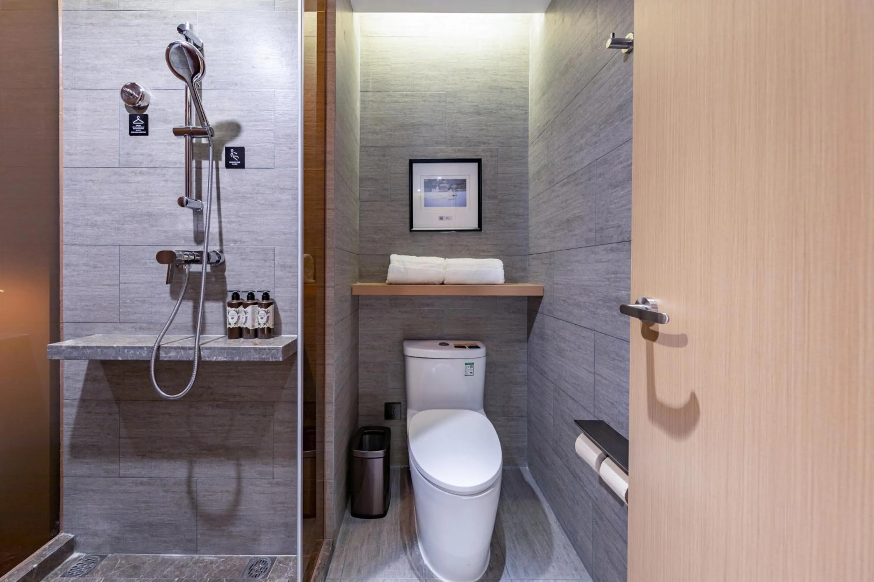 Shower in Atour Hotel Nanchang Aixi Lake