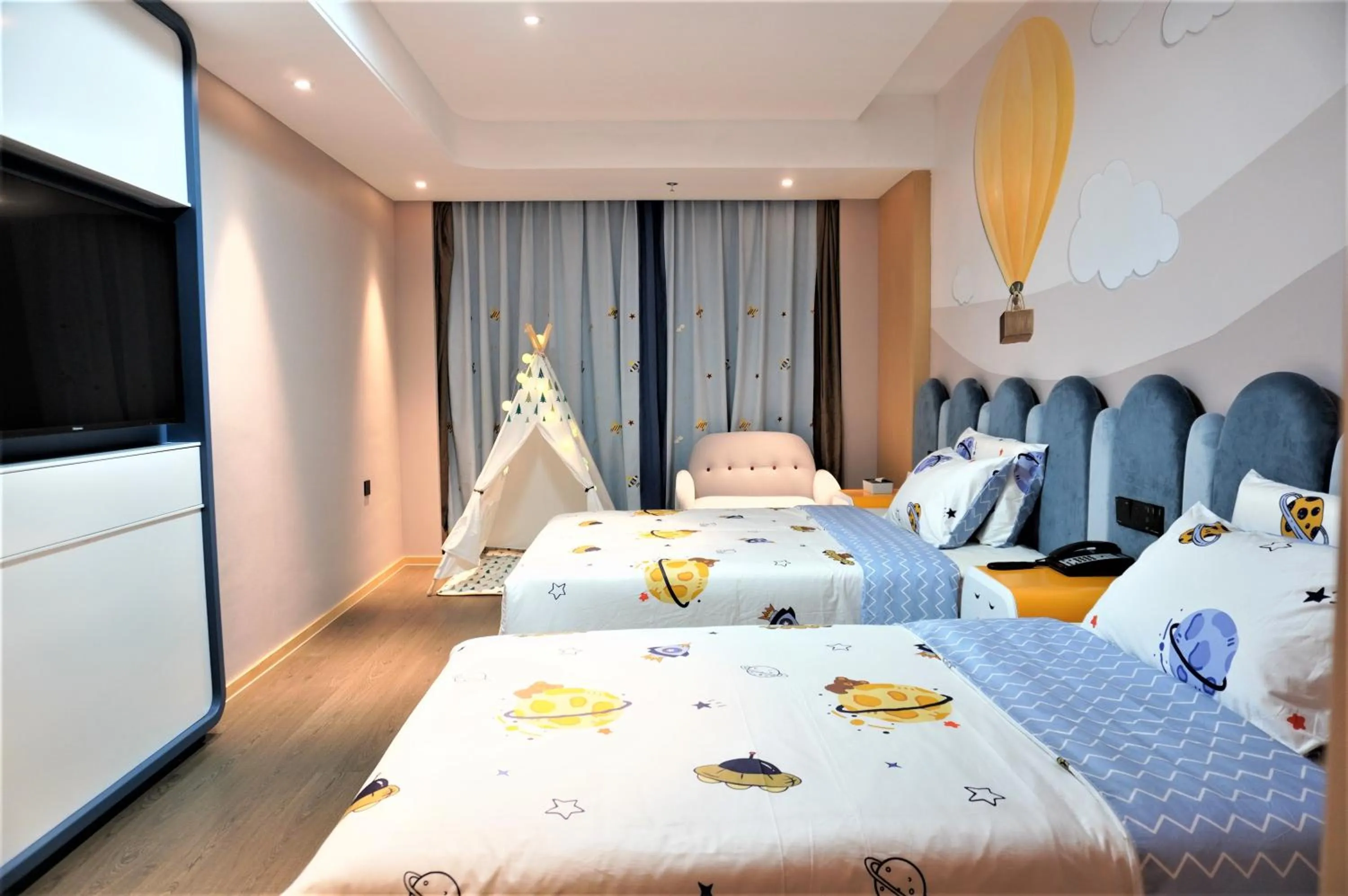 Seating area, Bed in Atour S Shenzhen Nanshan