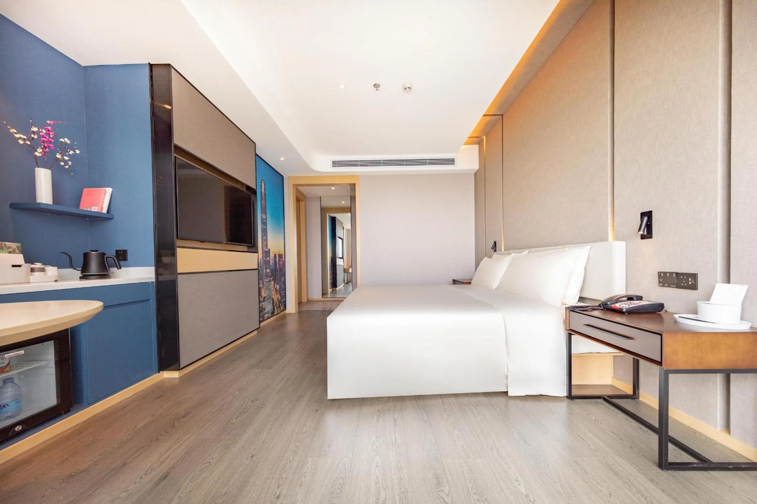 Photo of the whole room, Bed in Atour S Shenzhen Nanshan