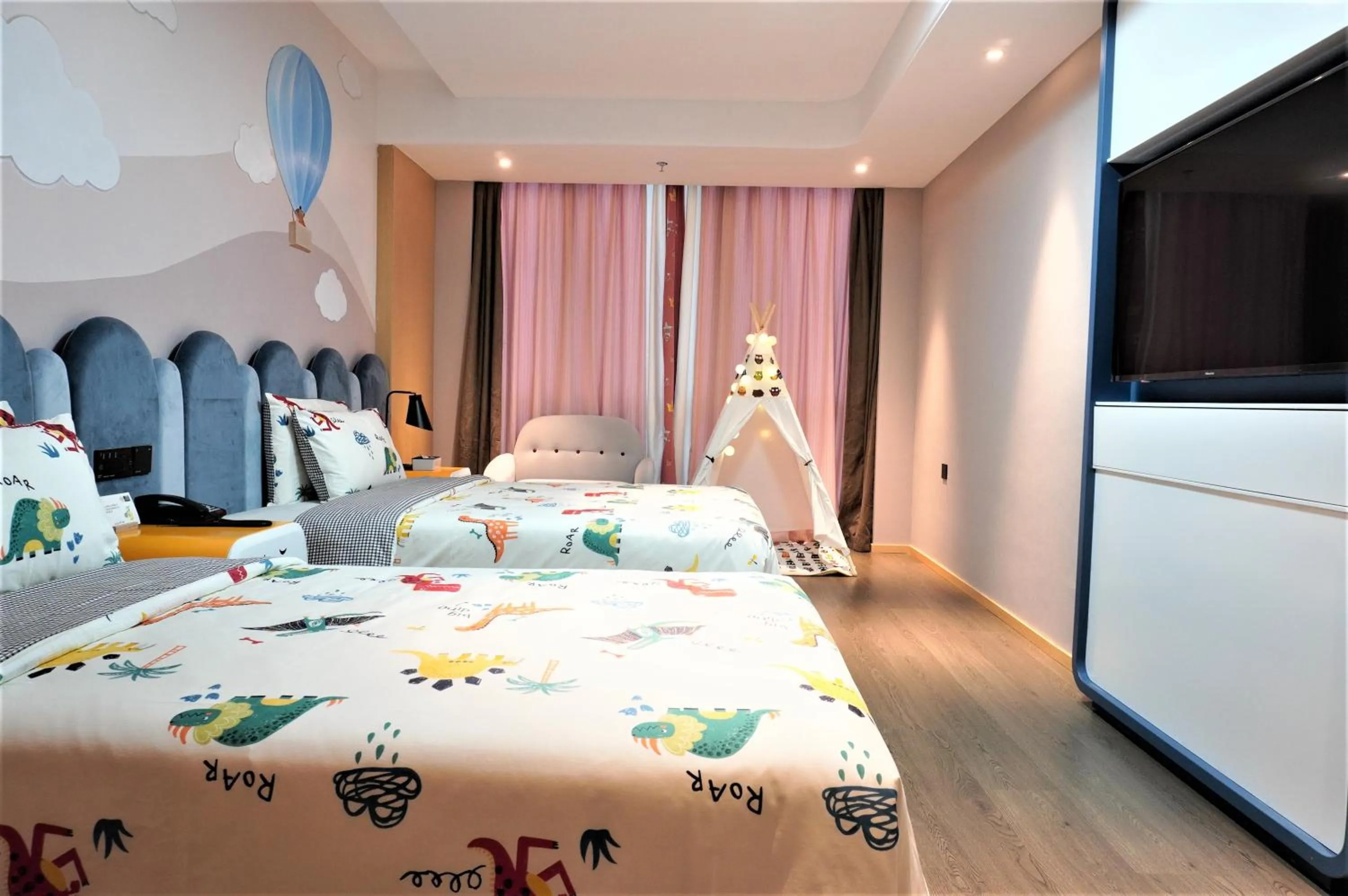 Photo of the whole room, Bed in Atour S Shenzhen Nanshan