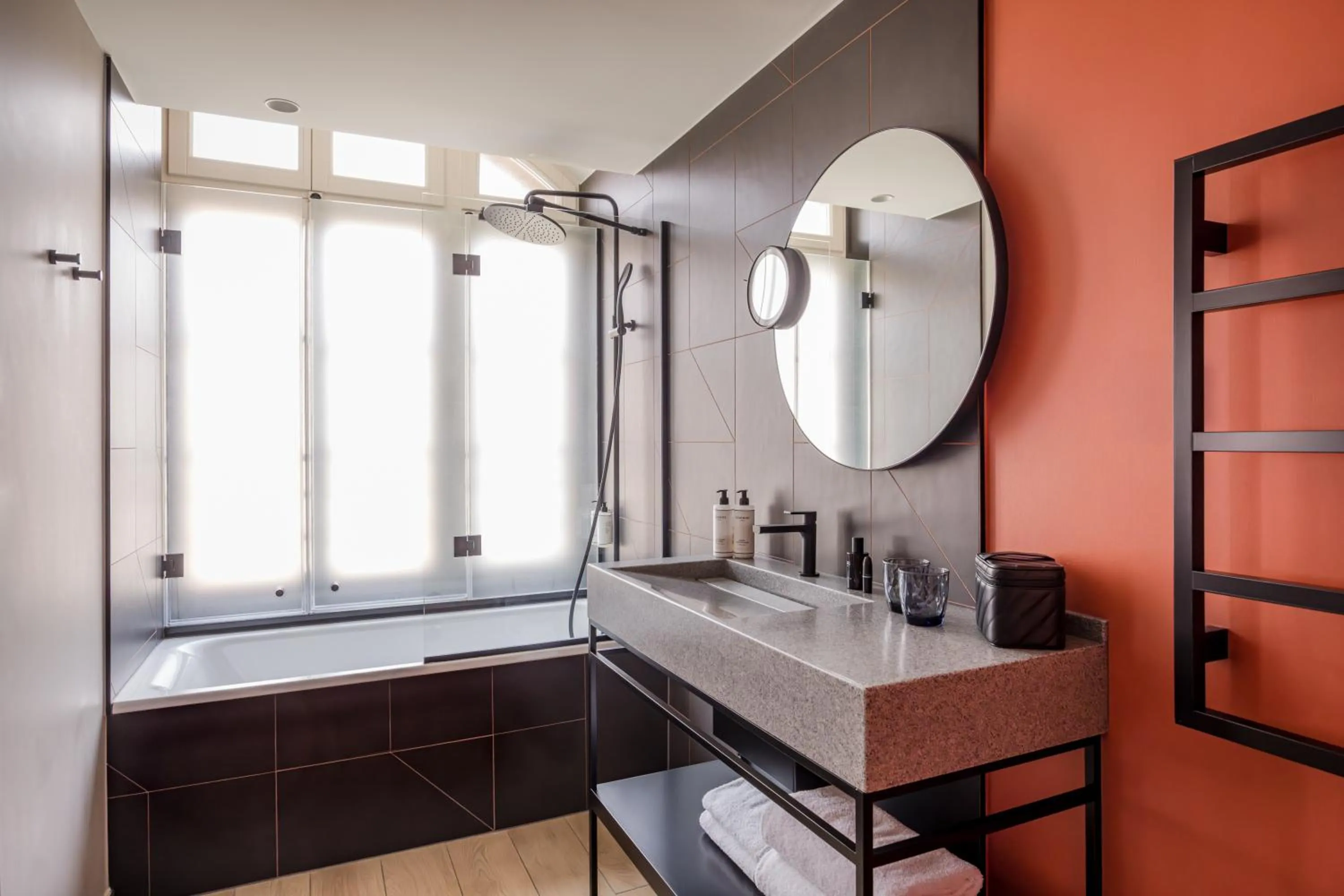 Bathroom in Hôtel LÉONOR the place to live