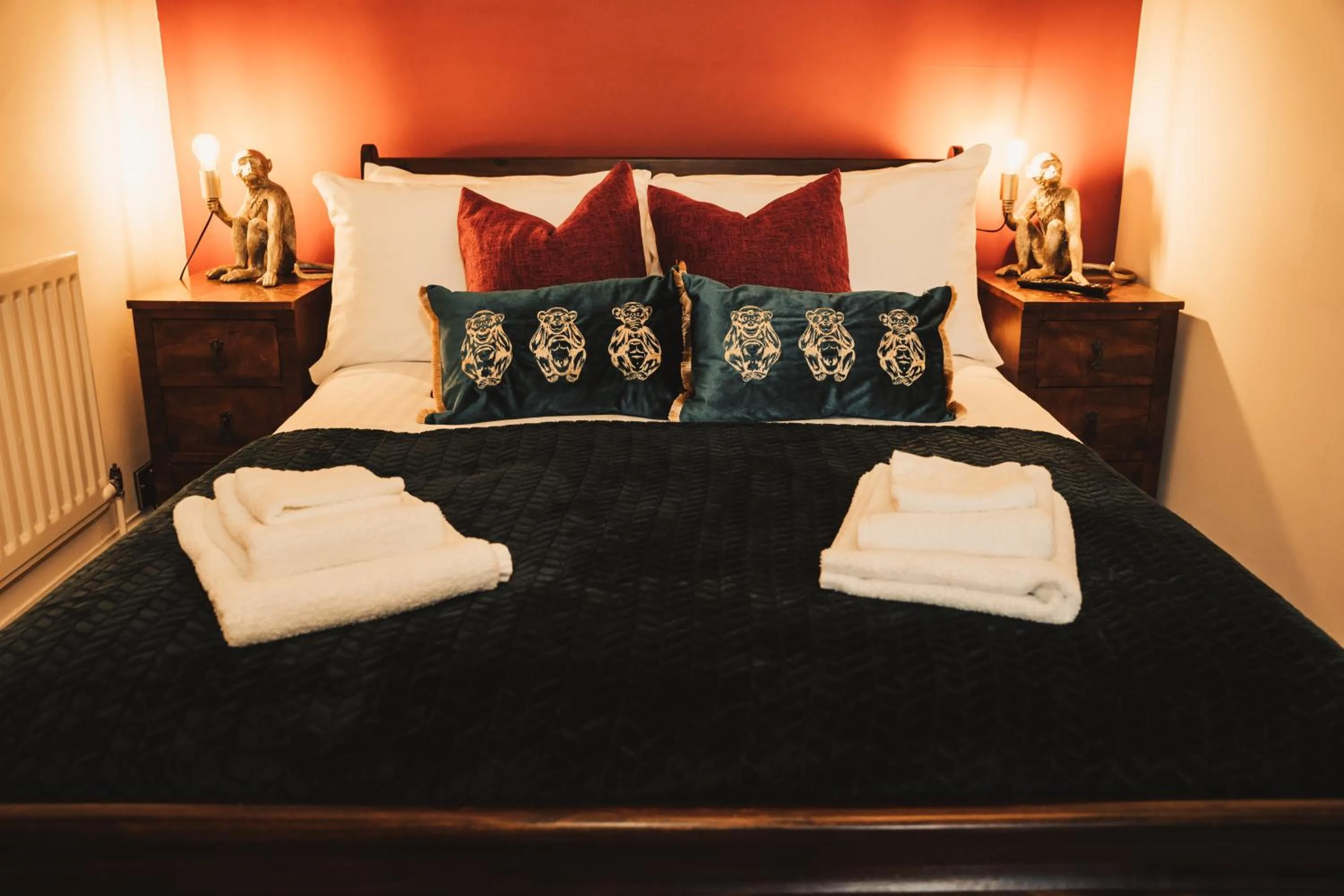 Toilet, Bed in The Swan Hotel