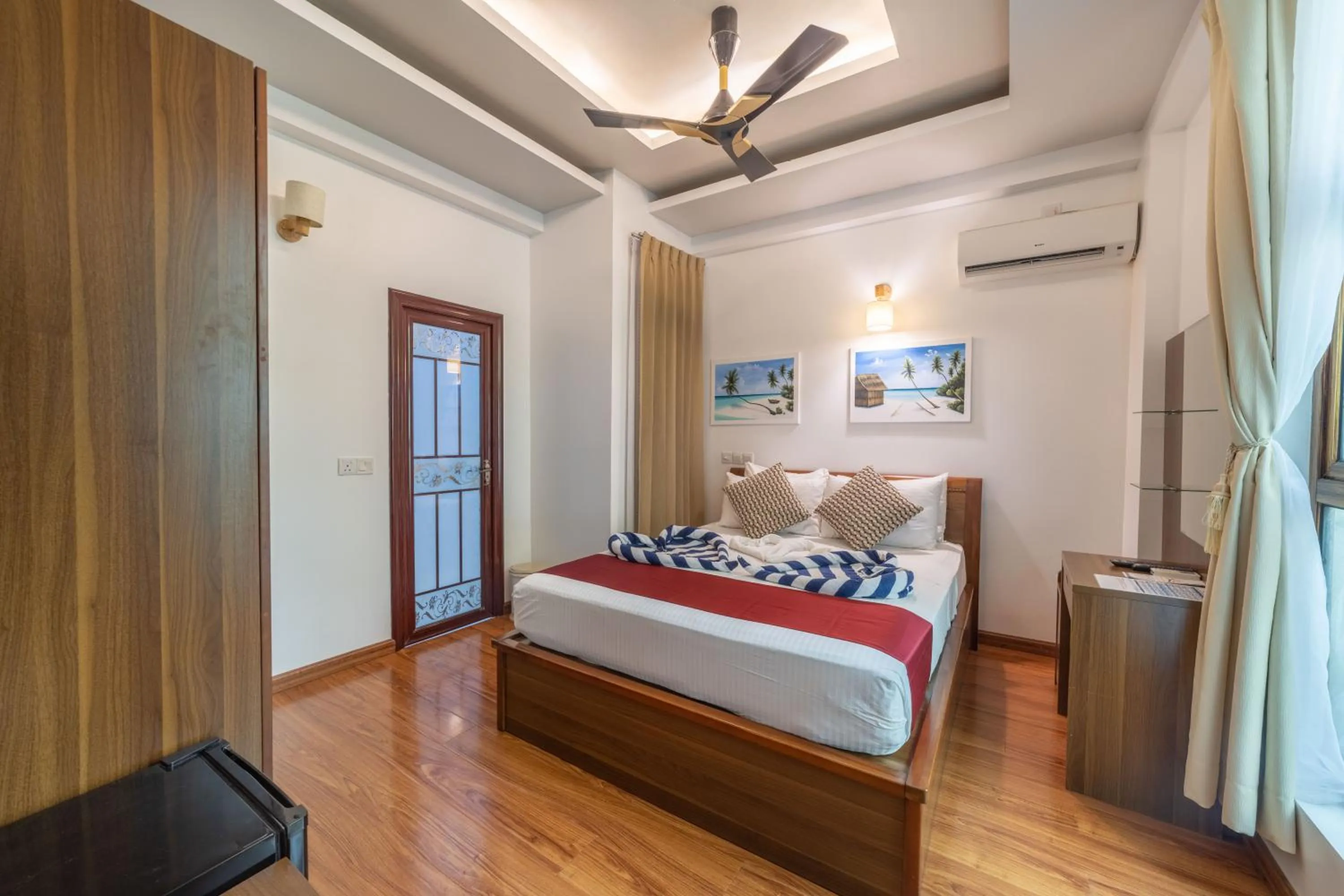 Photo of the whole room, Bed in Ocean Lilly Inn