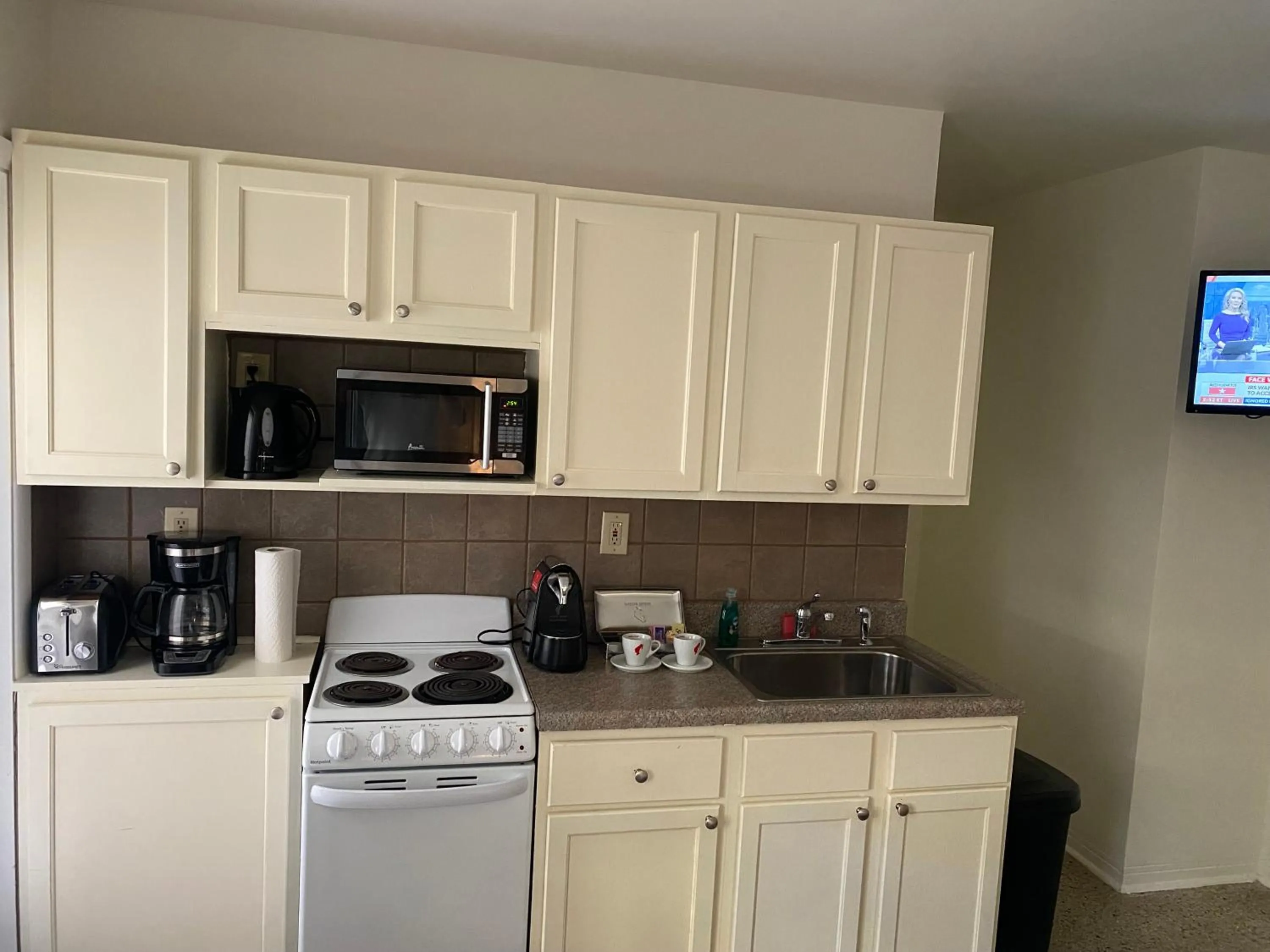 Kitchen or kitchenette in Tiana Beach Inn
