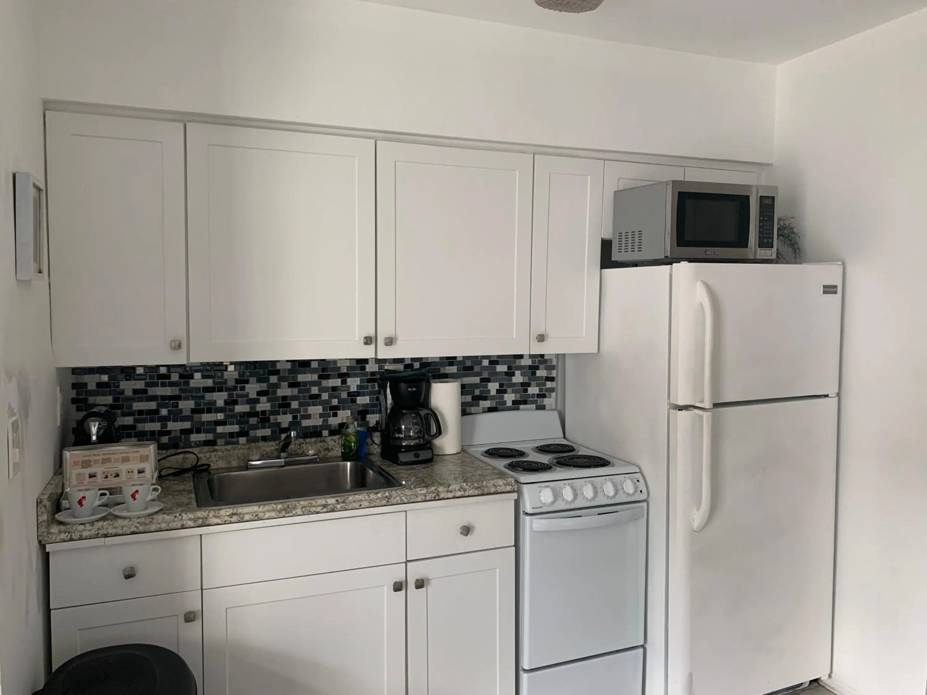 Kitchen or kitchenette in Tiana Beach Inn