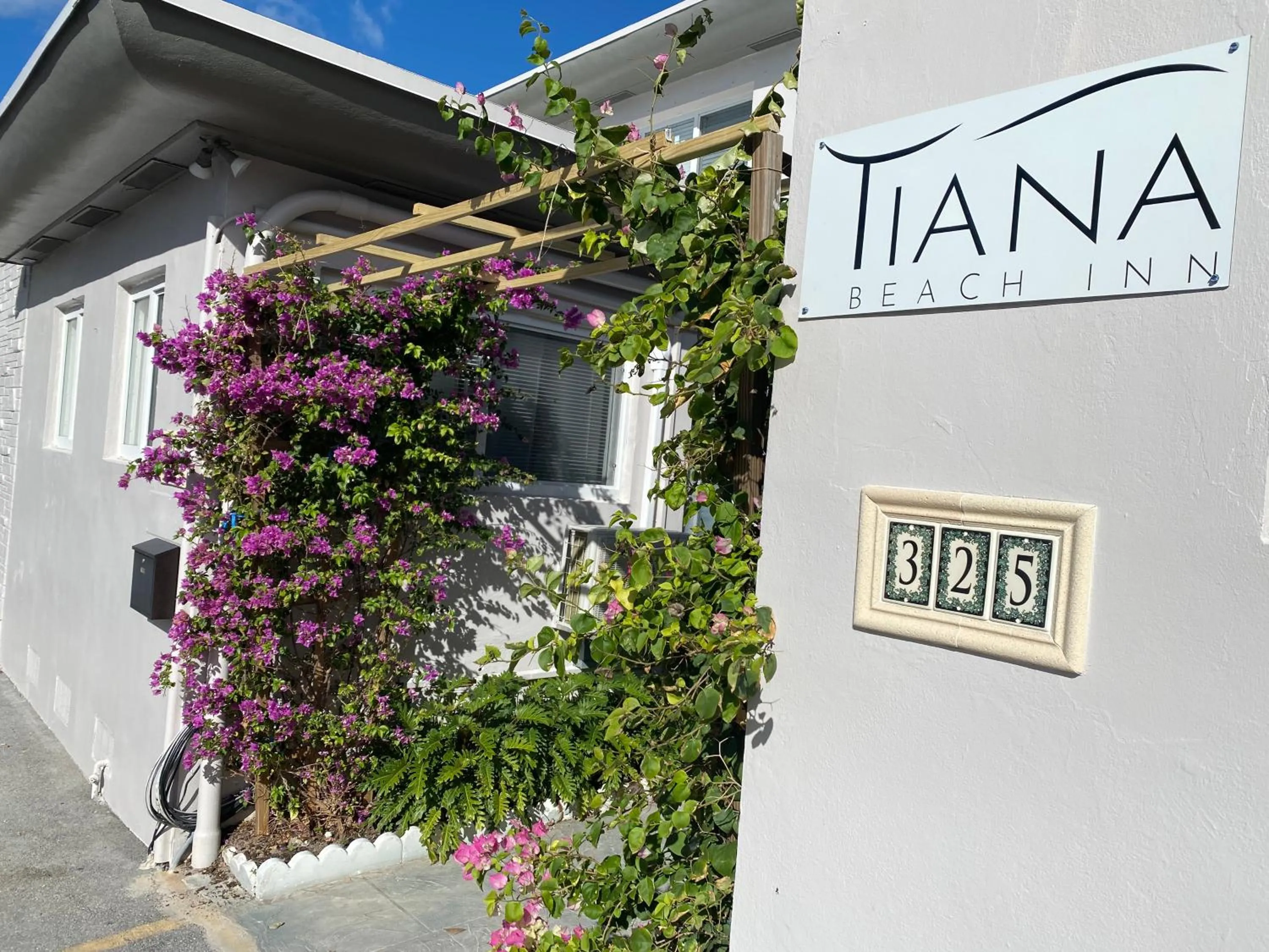 Property building in Tiana Beach Inn