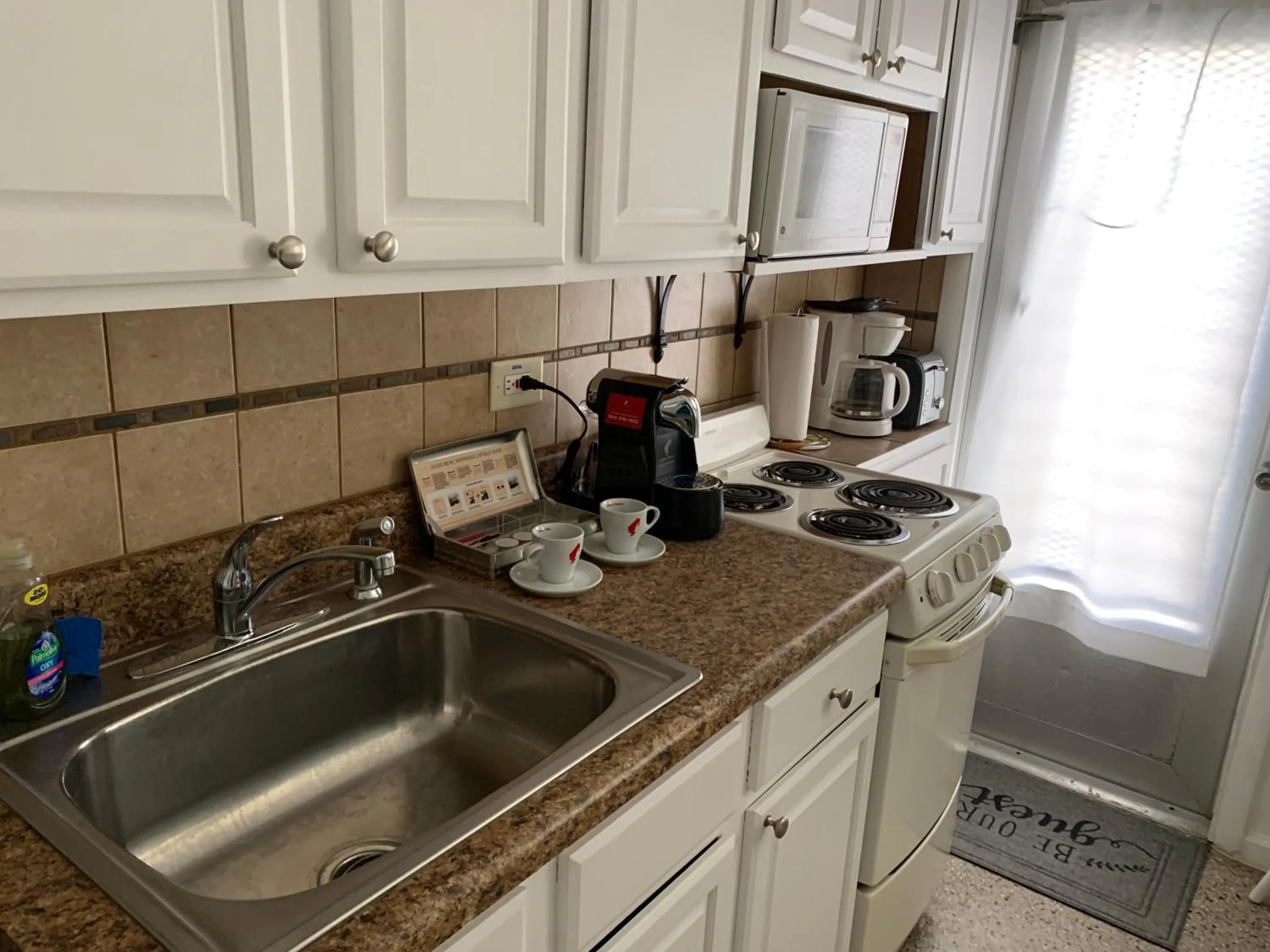 Kitchen or kitchenette in Tiana Beach Inn