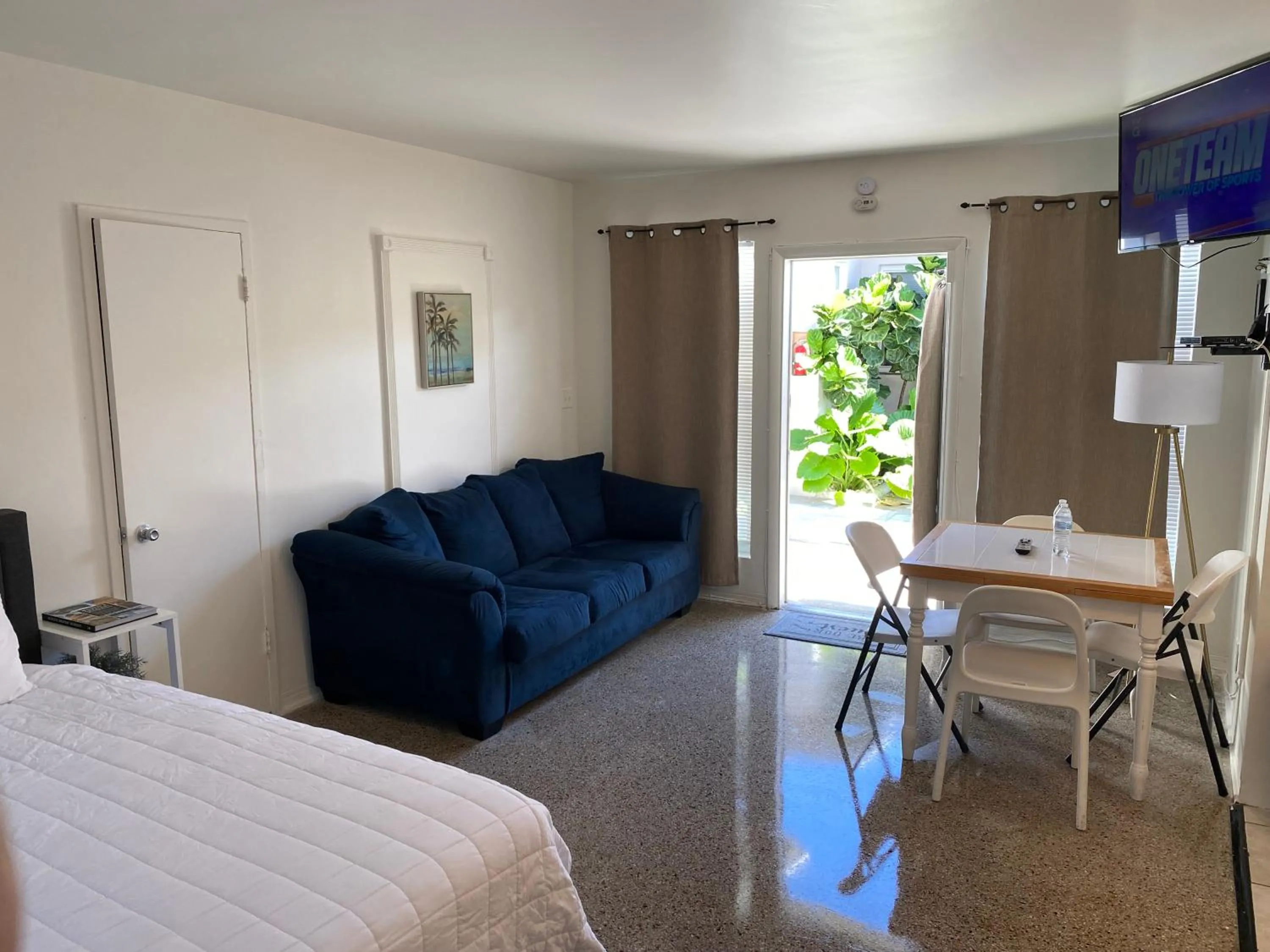 Seating area in Tiana Beach Inn