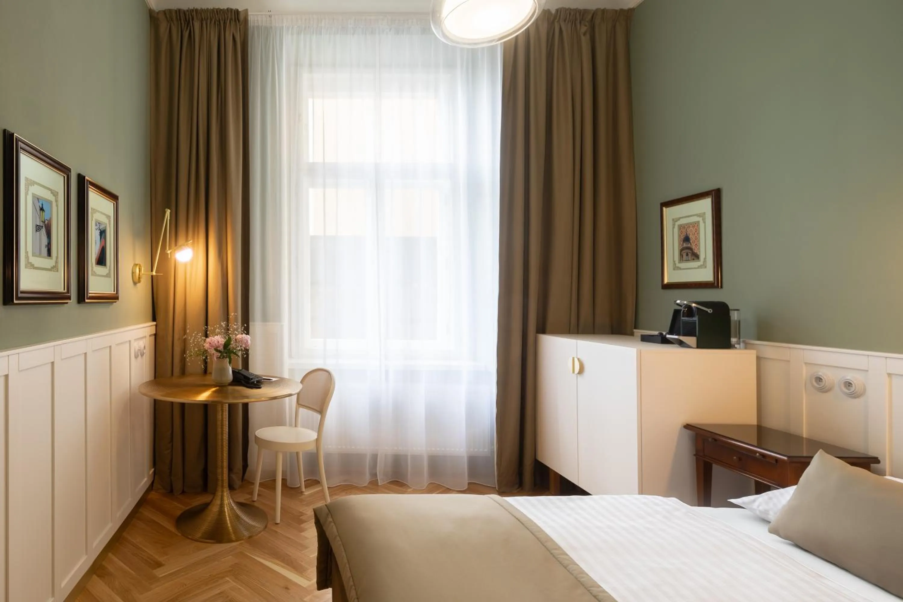 Breakfast, Bed in Hotel Liberty