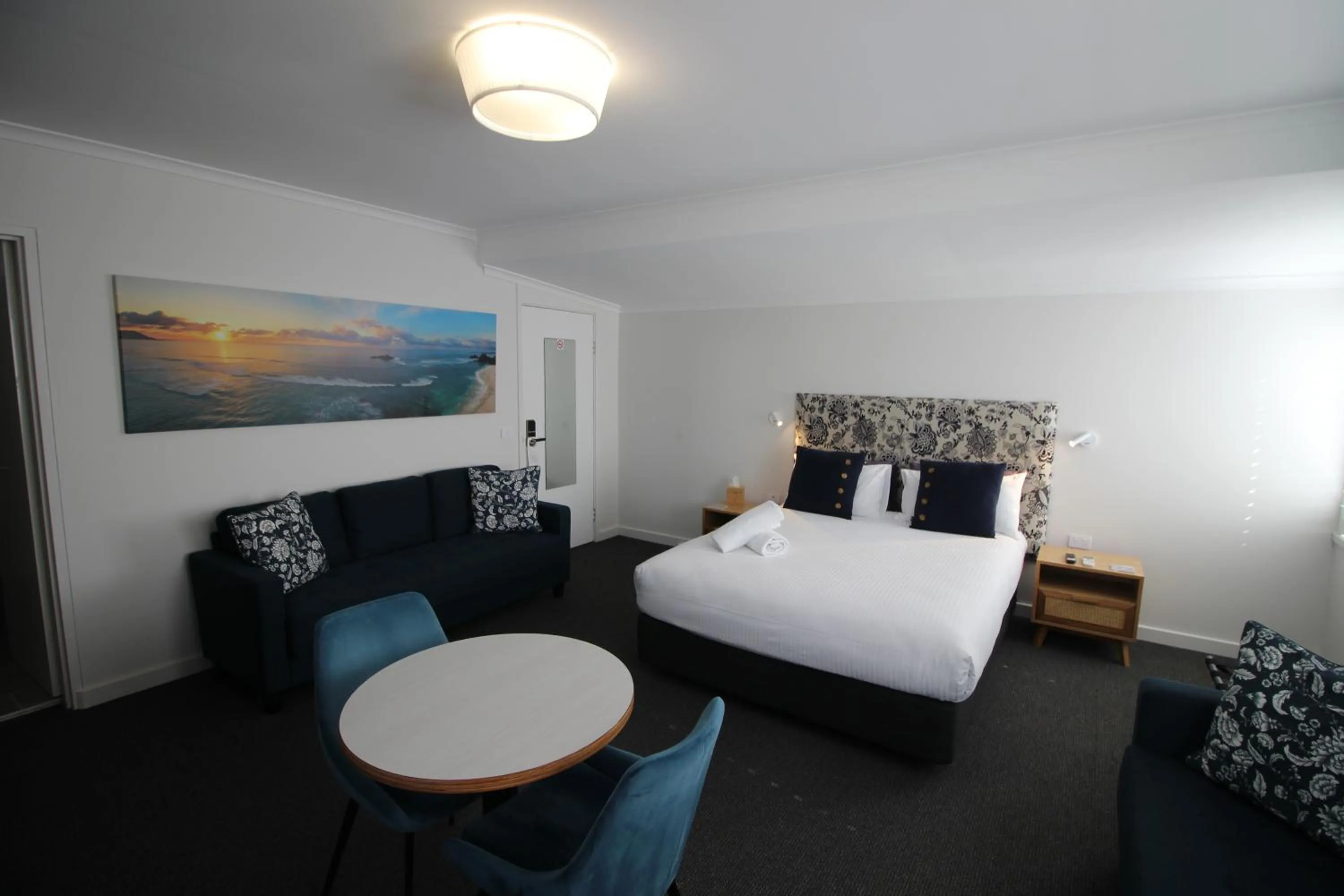 Living room, Bed in Batemans Bay Lodge