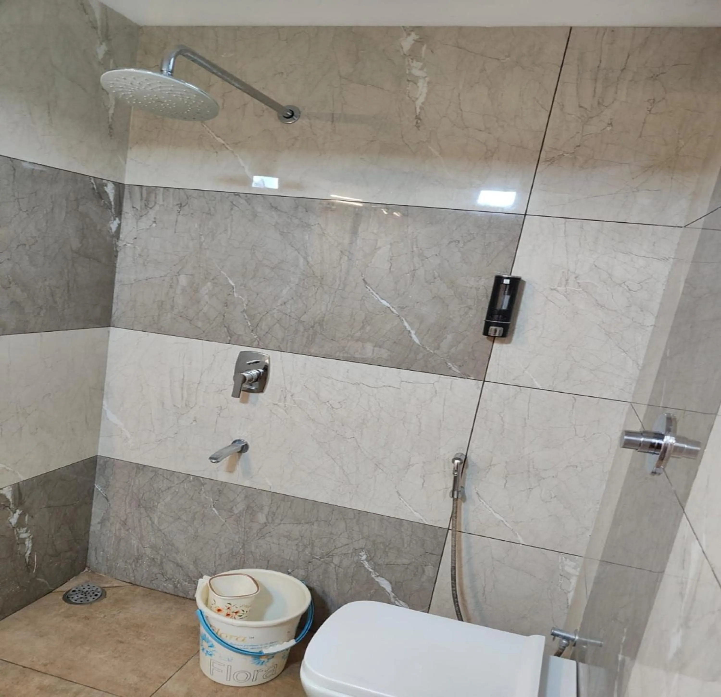 Shower in Hotel Geetha International