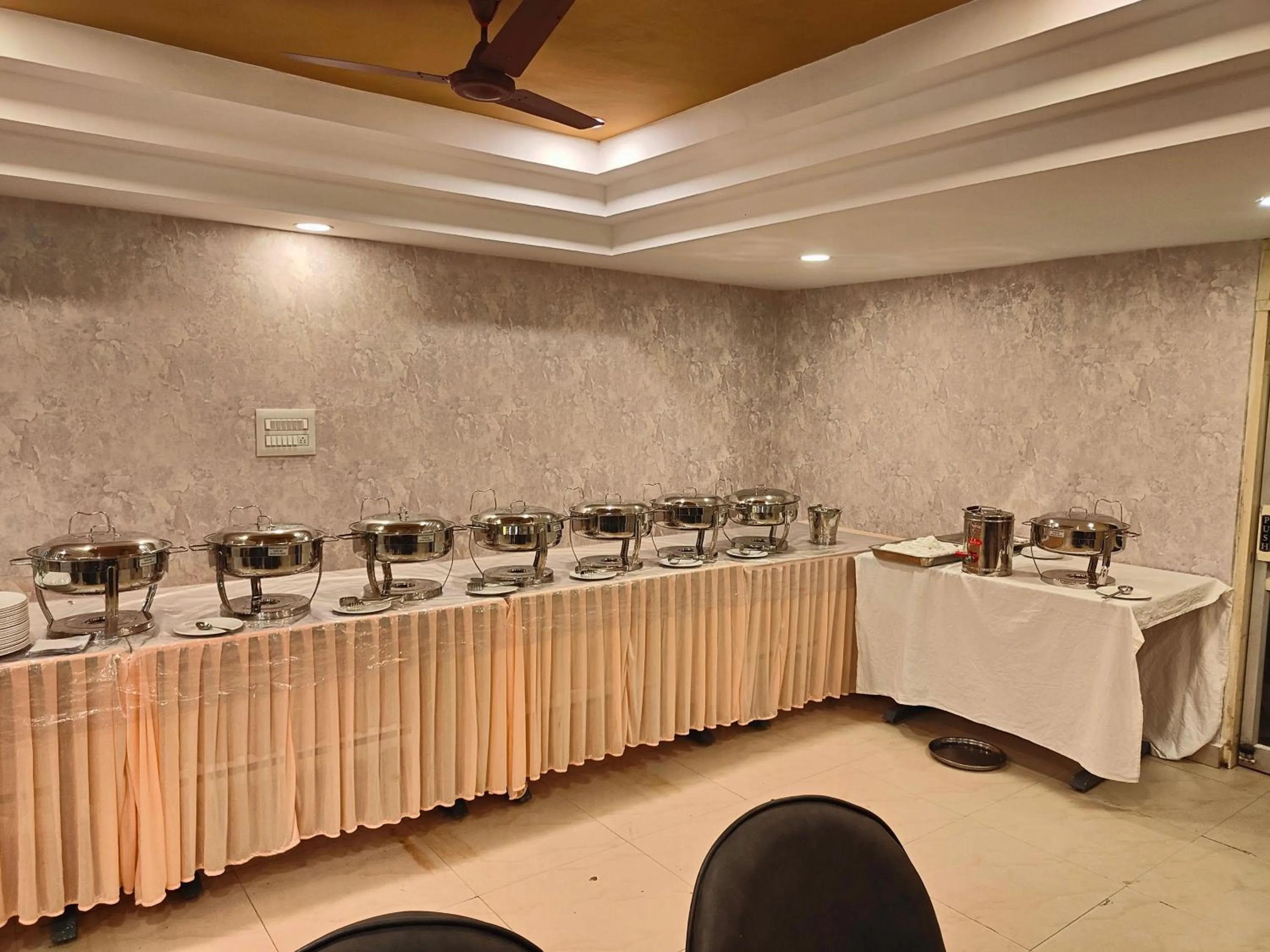 Restaurant/places to eat in Hotel Geetha International