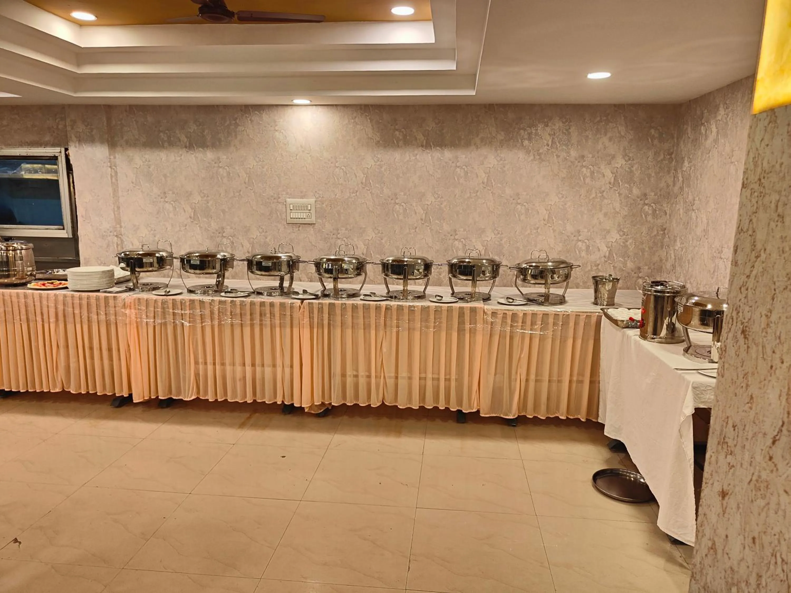 Restaurant/places to eat in Hotel Geetha International