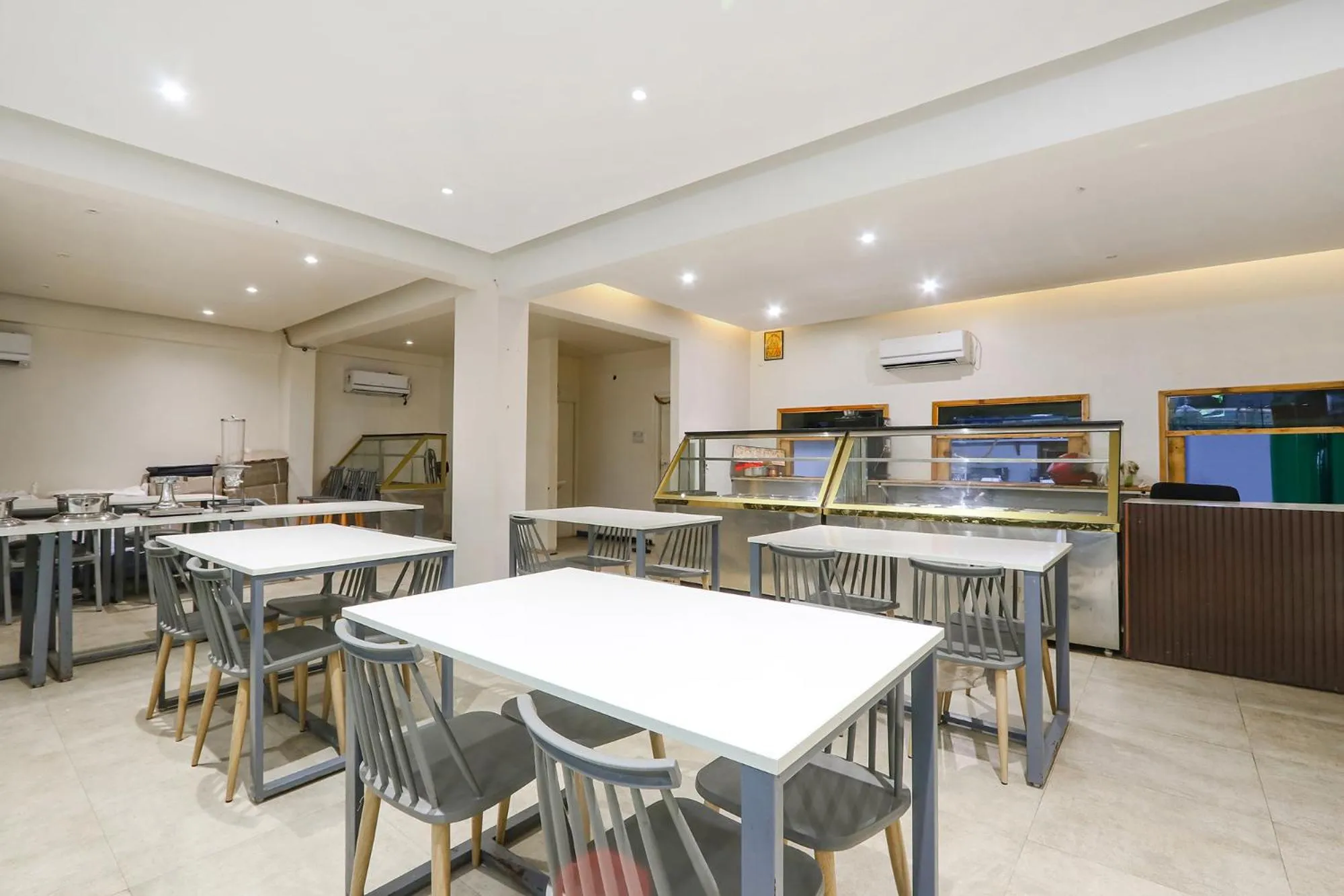 Restaurant/places to eat in FabHotel Blue Dawn - Gachibowli - Nr ISB