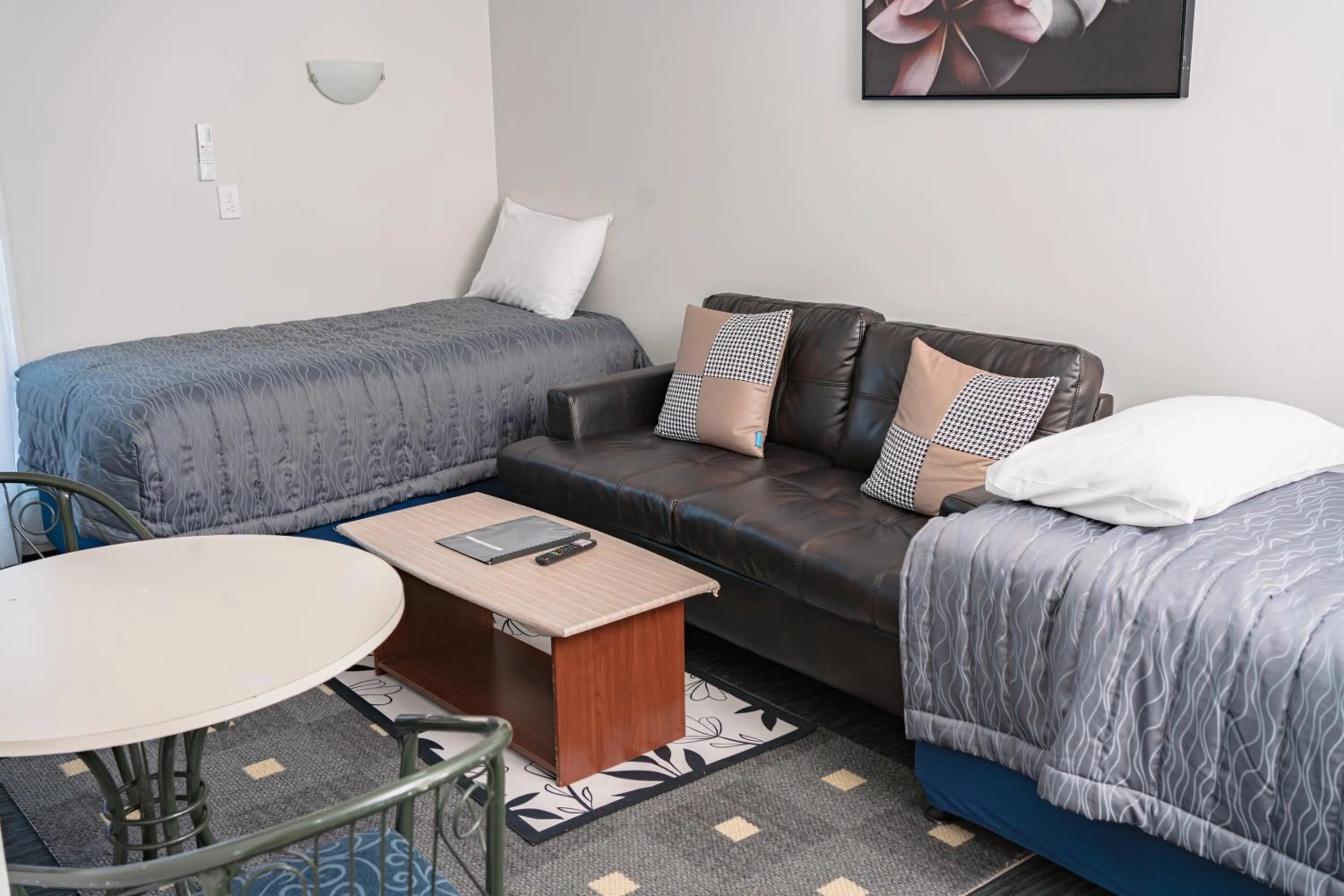 Photo of the whole room, Bed in Samhil Motor Lodge