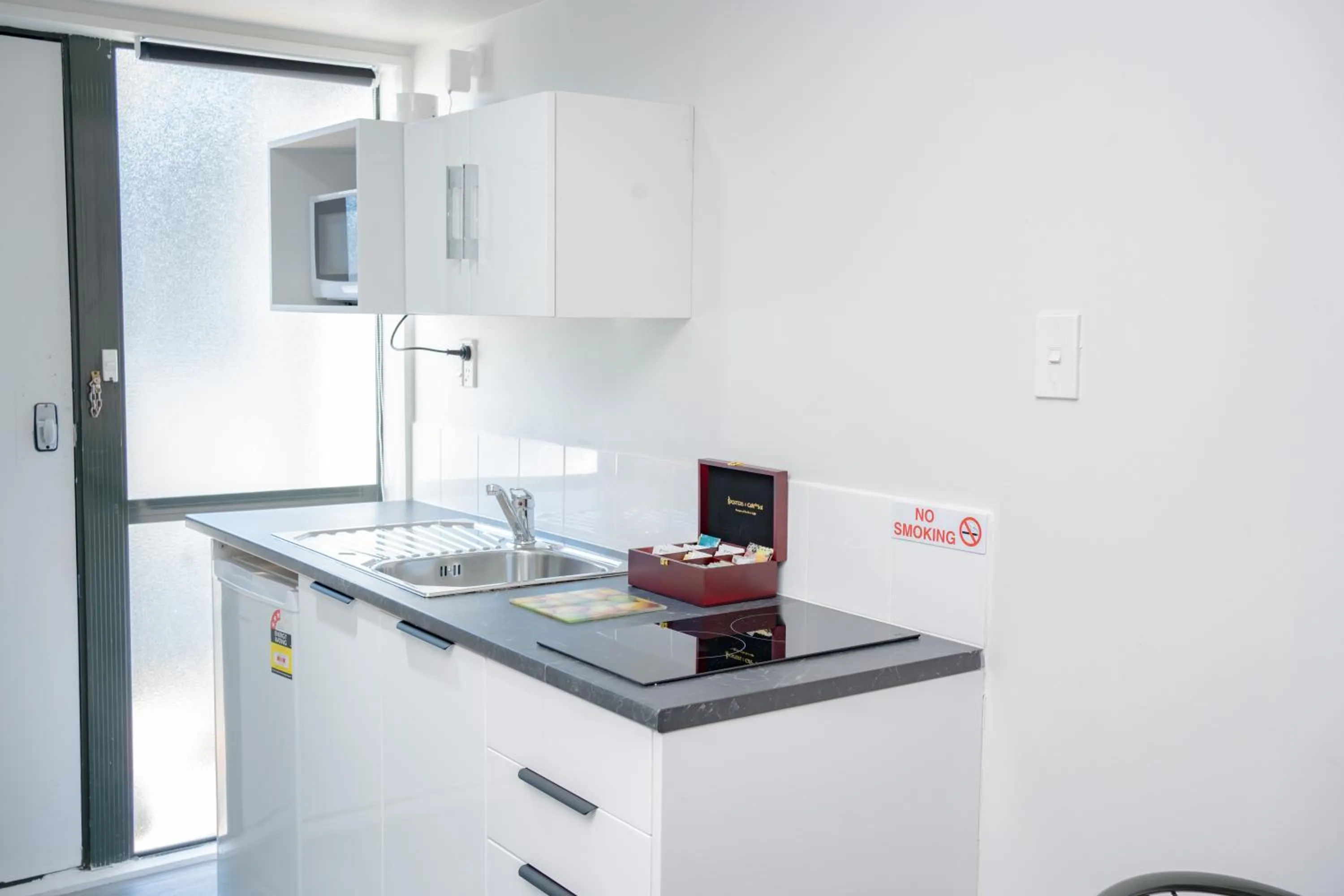 Kitchen or kitchenette in Samhil Motor Lodge