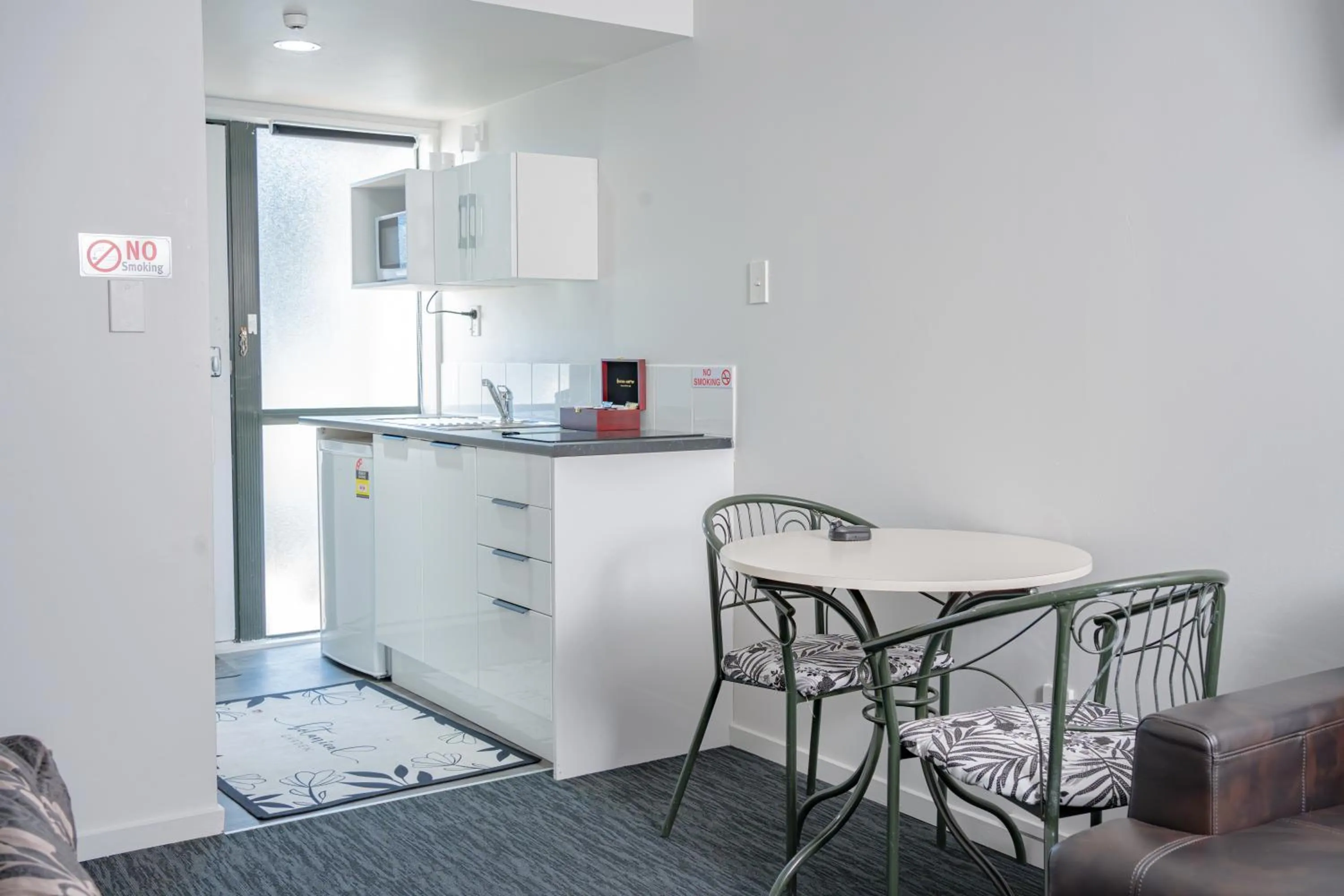 Kitchen or kitchenette in Samhil Motor Lodge