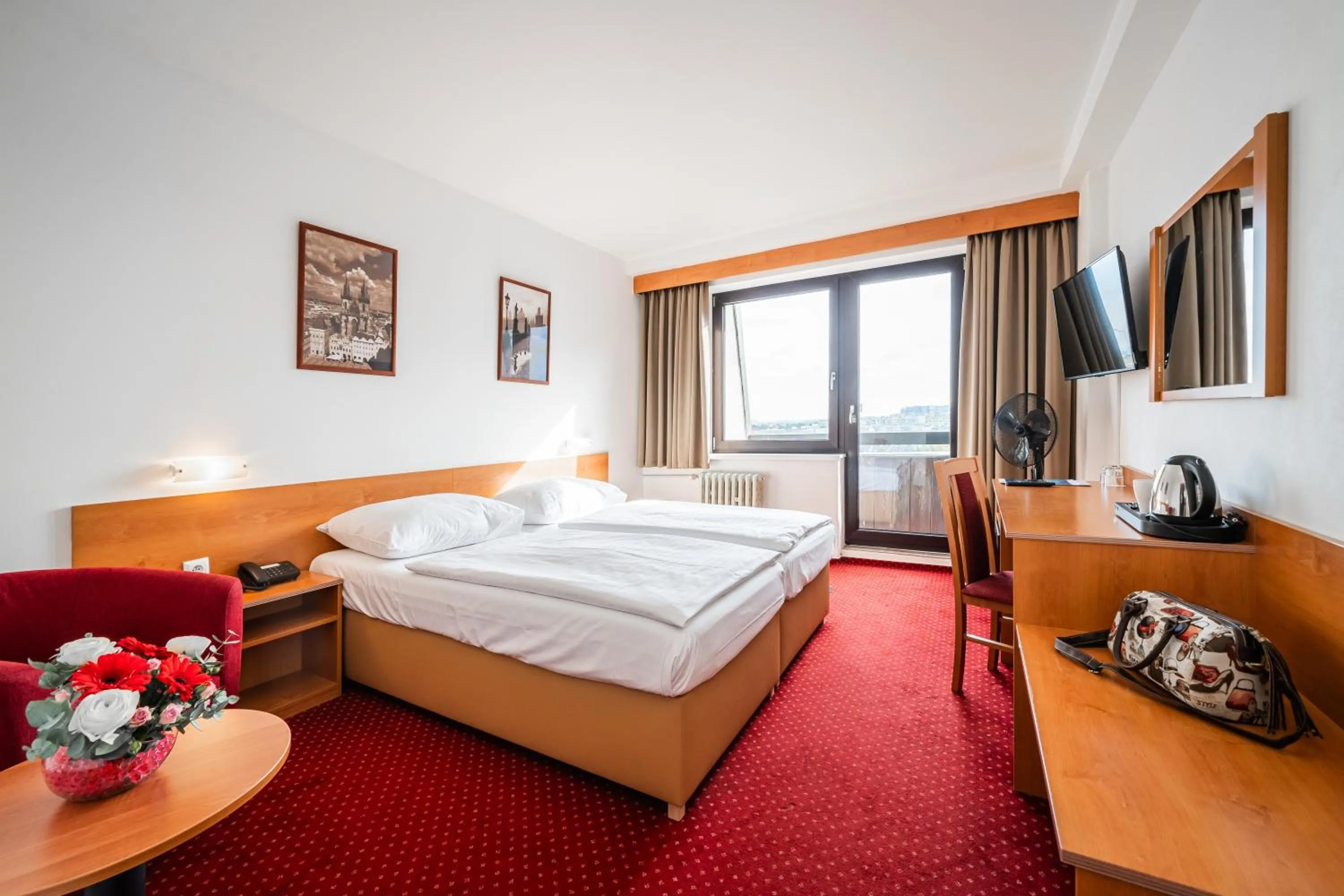Property building, Bed in Hotel Globus